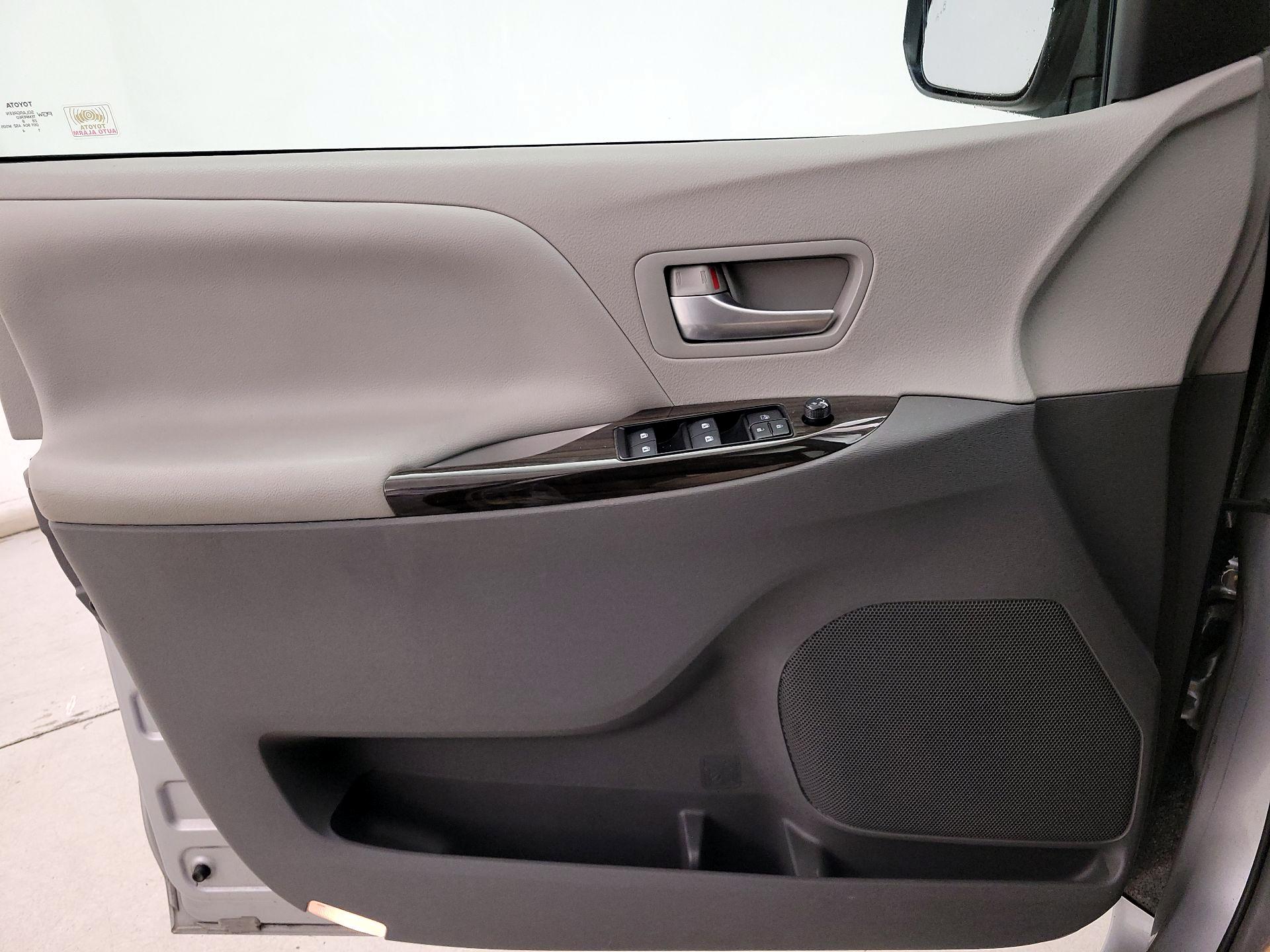 Thumbnail: 2018 Toyota Sienna - 12