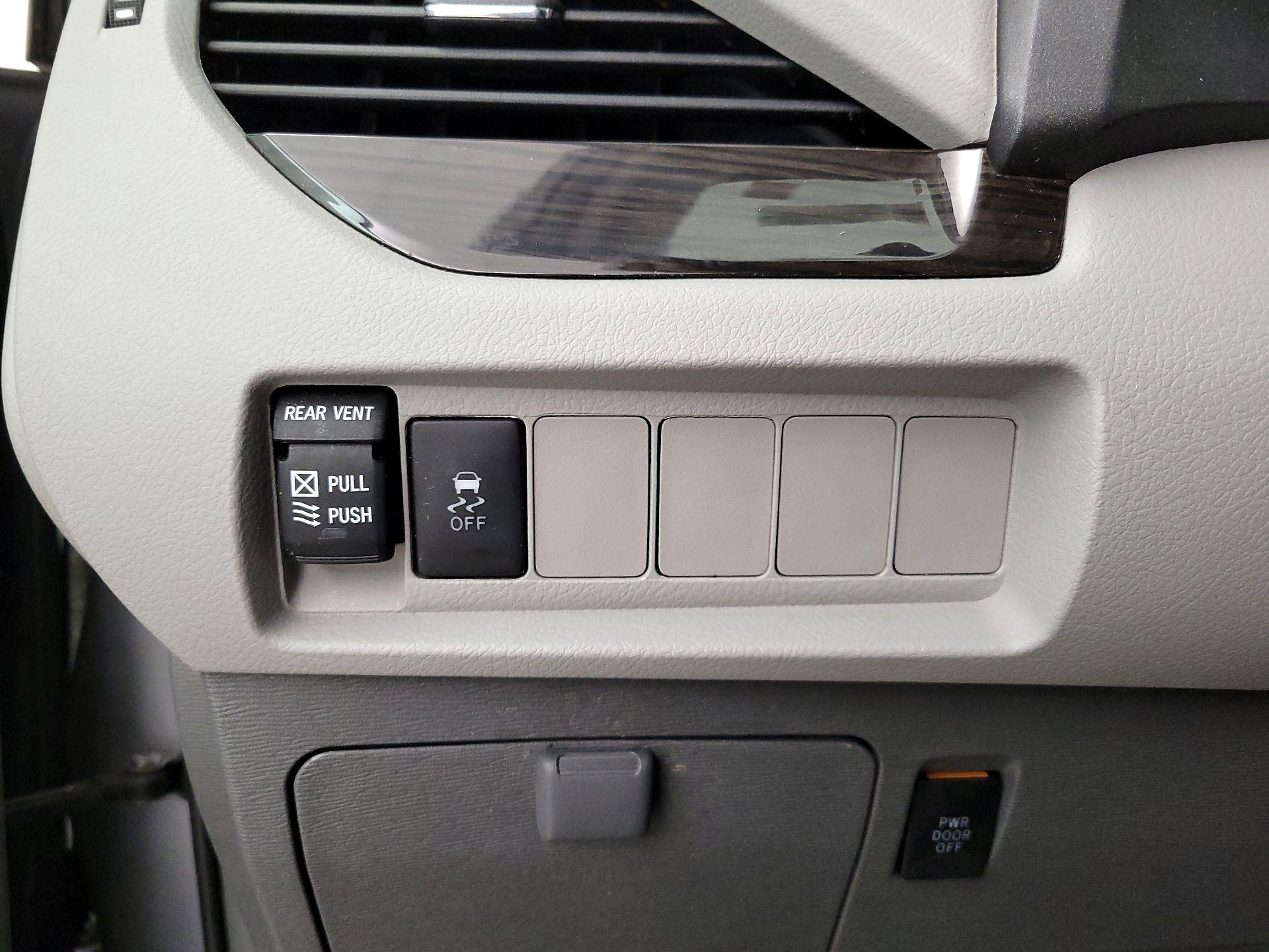 Thumbnail: 2018 Toyota Sienna - 13