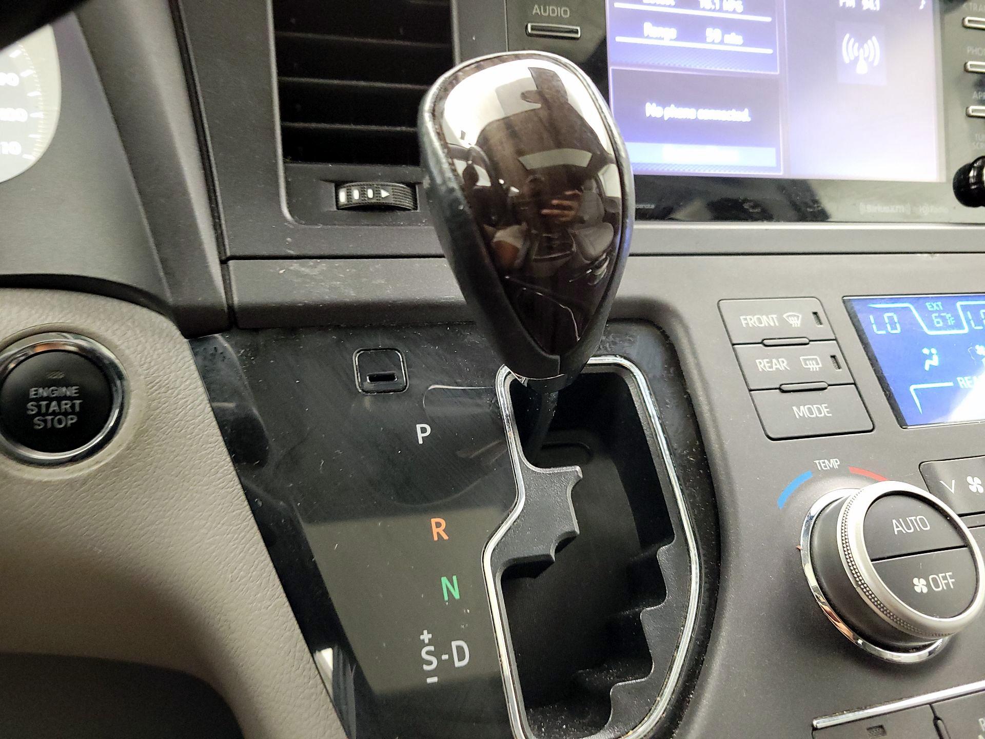Thumbnail: 2018 Toyota Sienna - 17