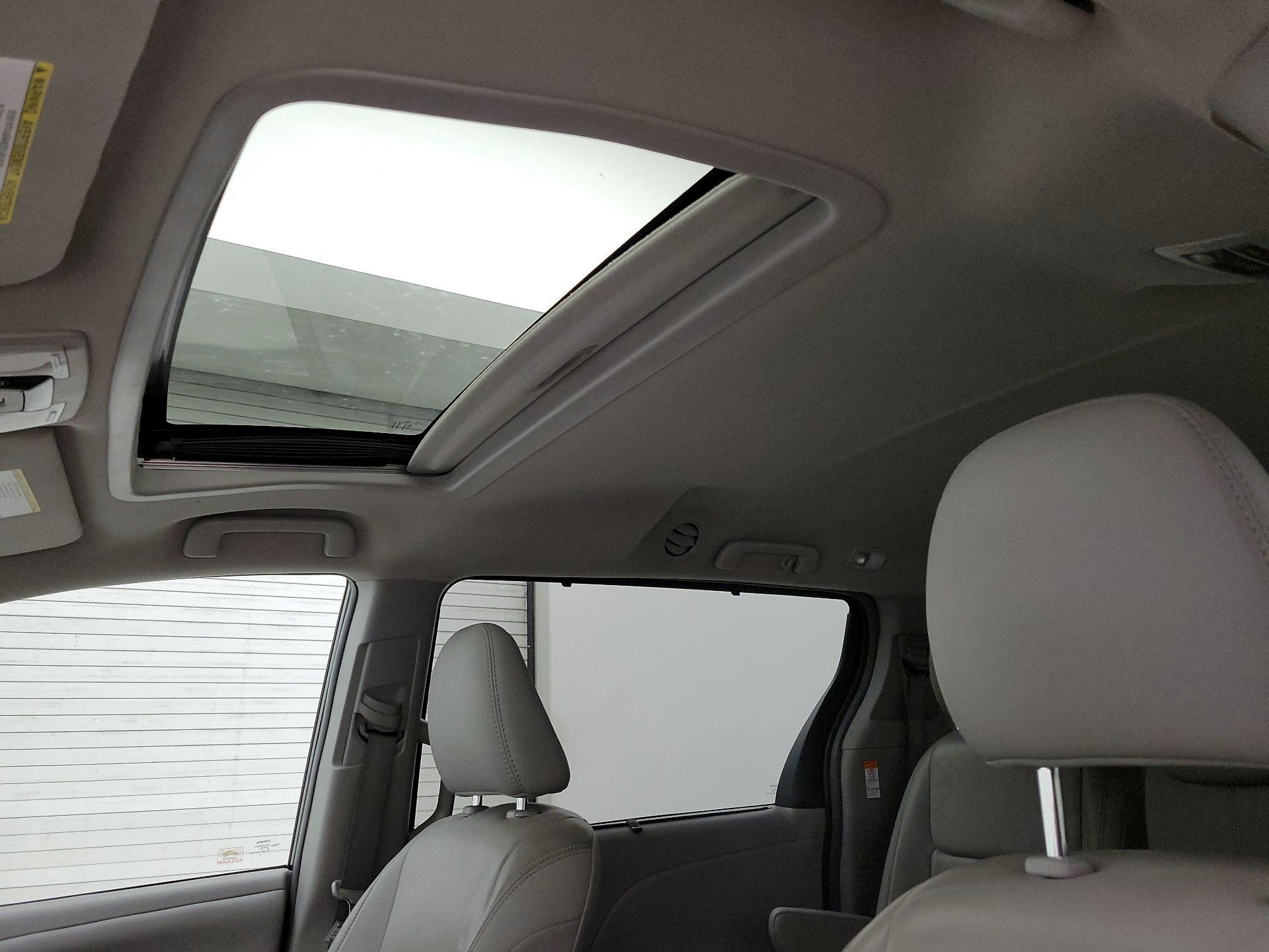 Thumbnail: 2018 Toyota Sienna - 19