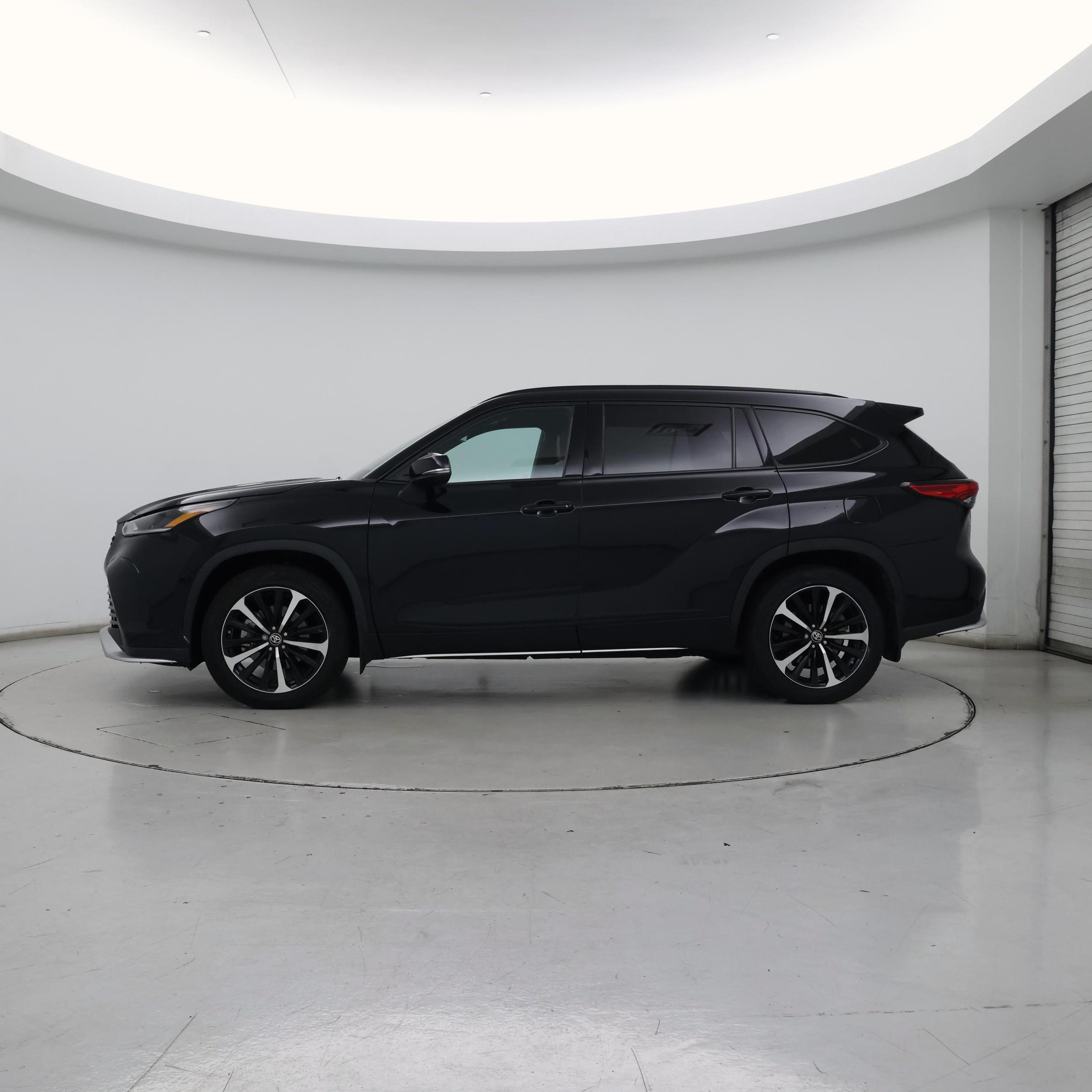 Thumbnail: 2021 Toyota Highlander - 3