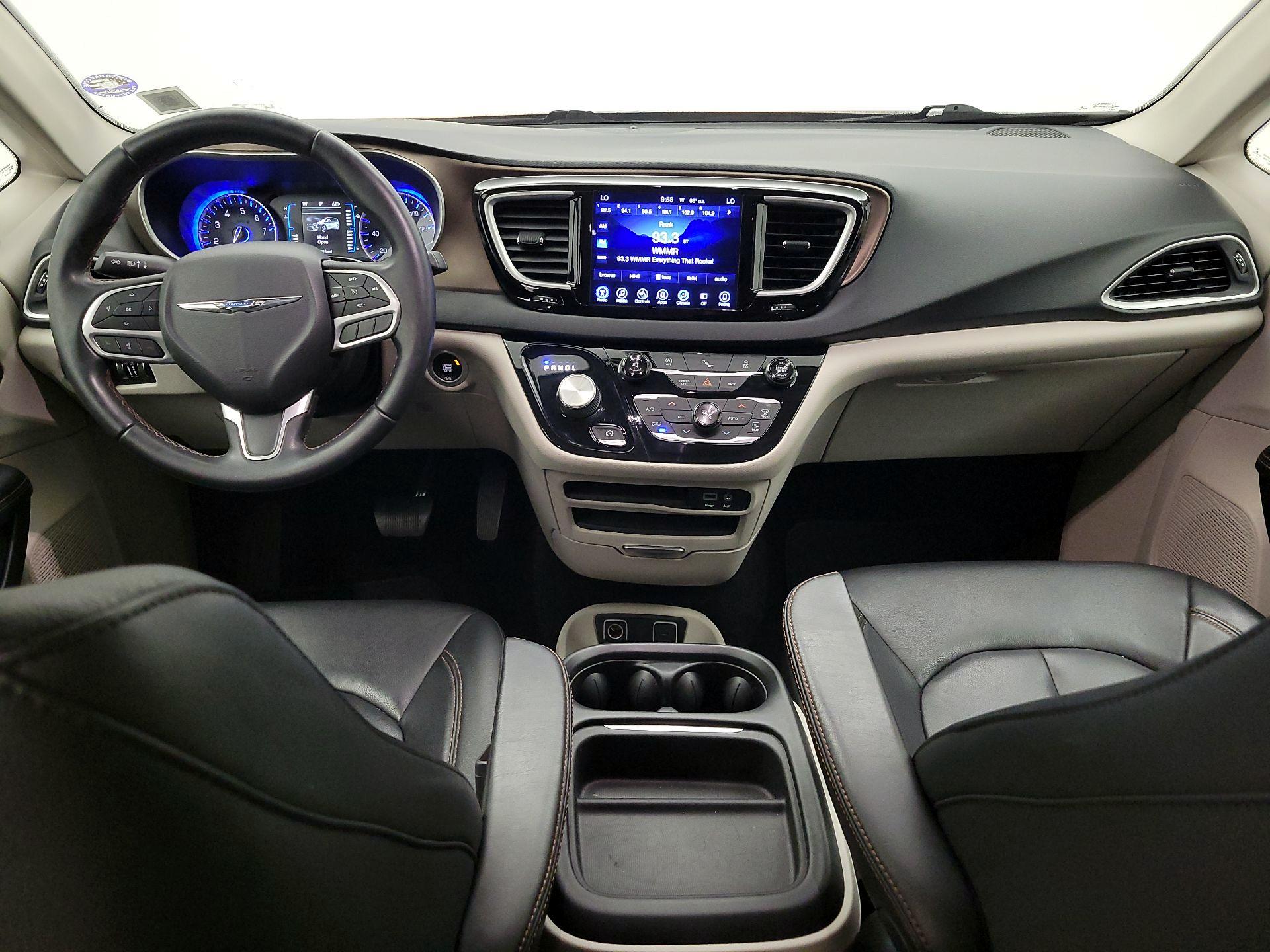 Thumbnail: 2017 Chrysler Pacifica - 9