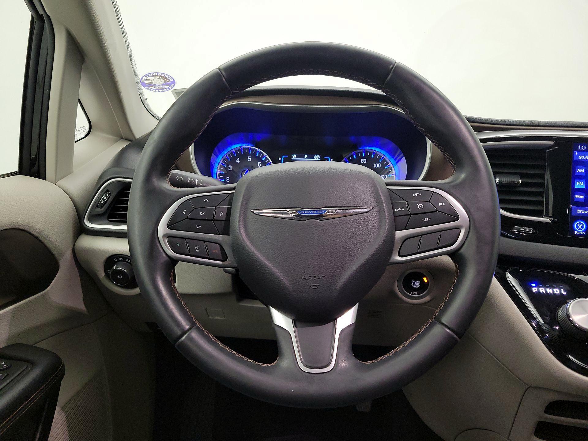 Thumbnail: 2017 Chrysler Pacifica - 10