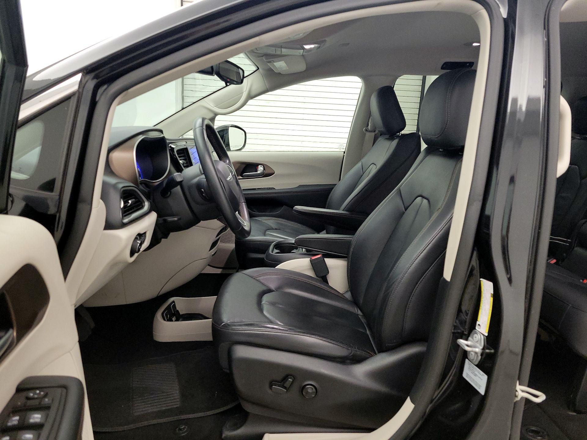 Thumbnail: 2017 Chrysler Pacifica - 11