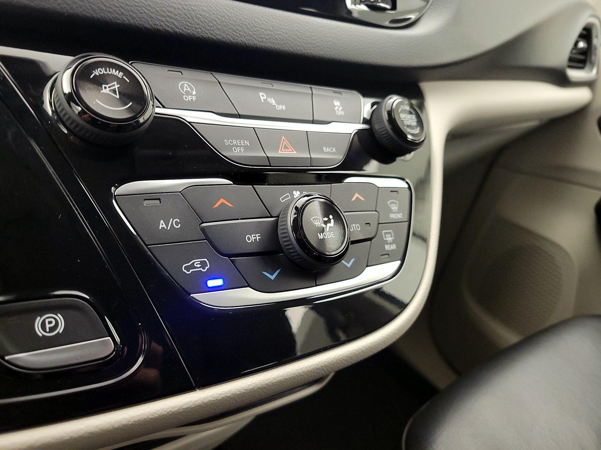 Thumbnail: 2017 Chrysler Pacifica - 16