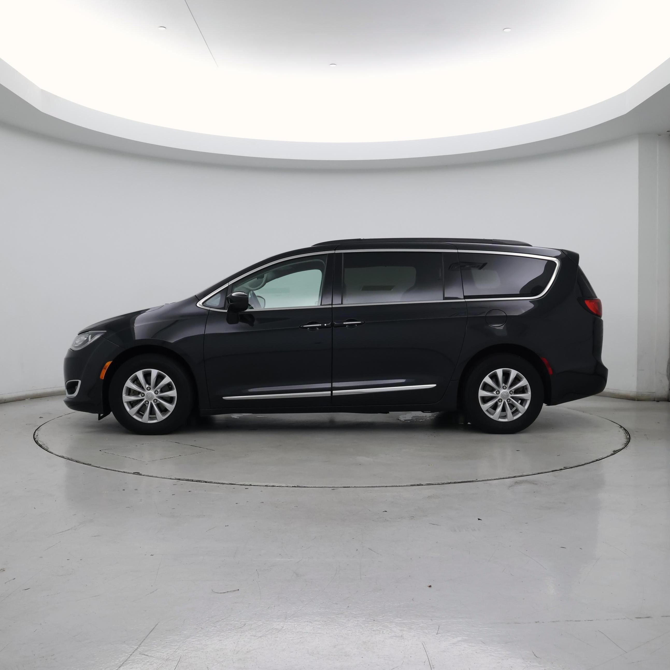 Thumbnail: 2017 Chrysler Pacifica - 3