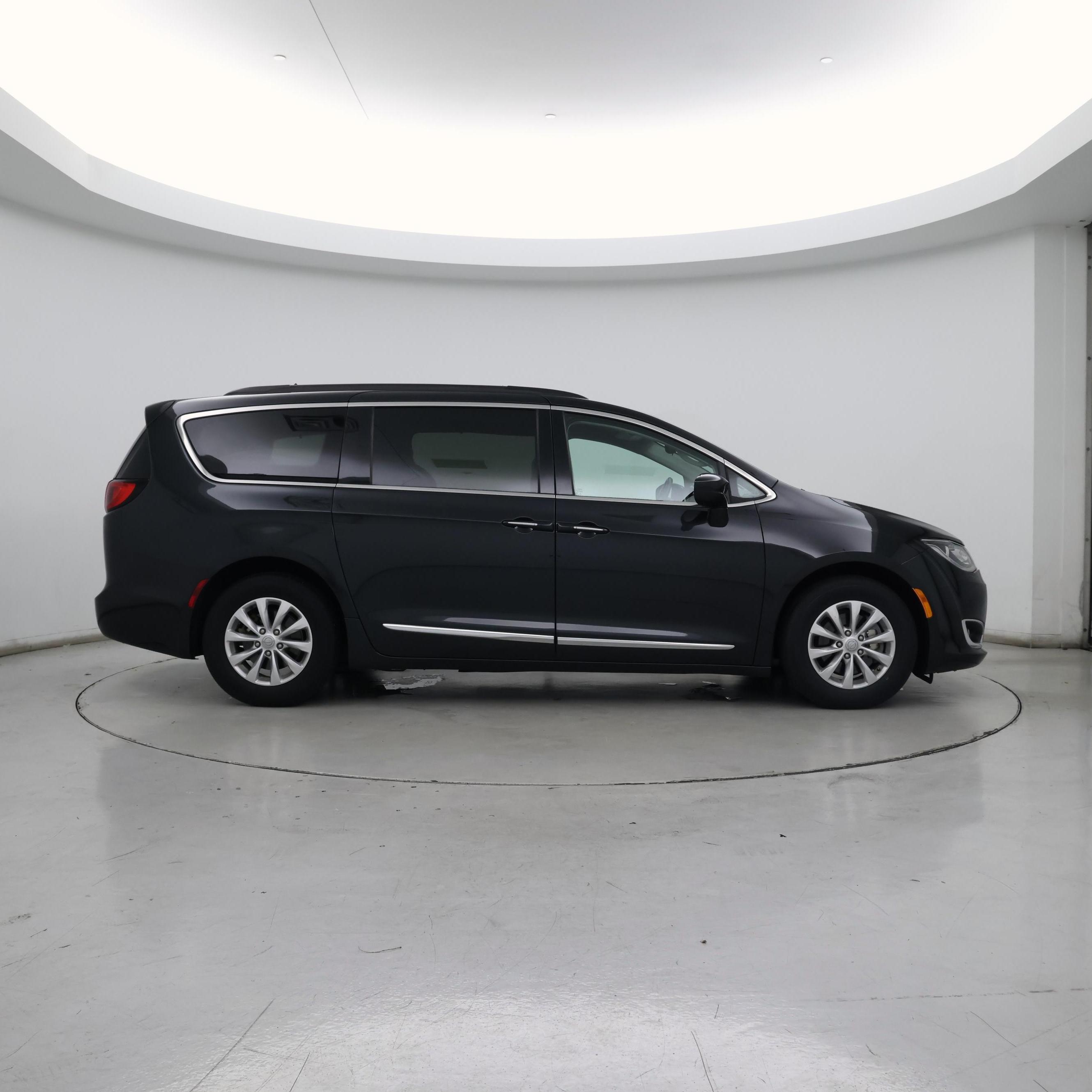 Thumbnail: 2017 Chrysler Pacifica - 7
