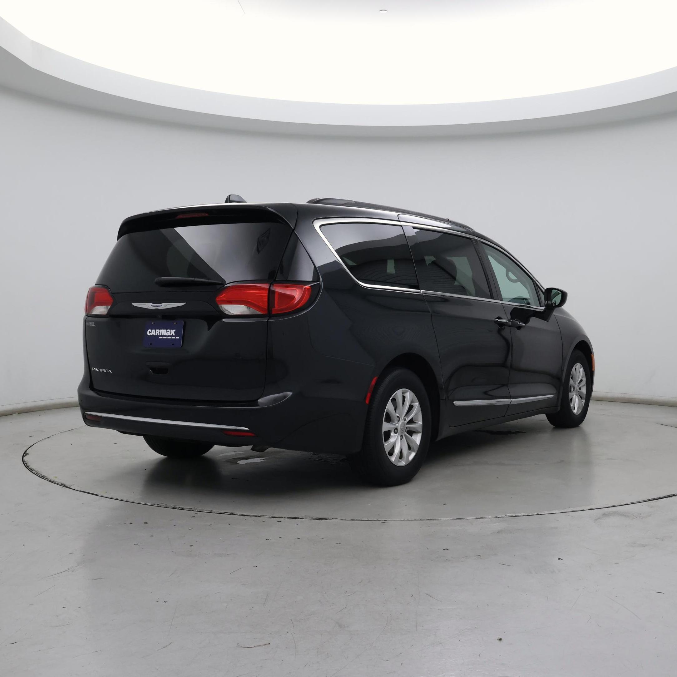 Thumbnail: 2017 Chrysler Pacifica - 8