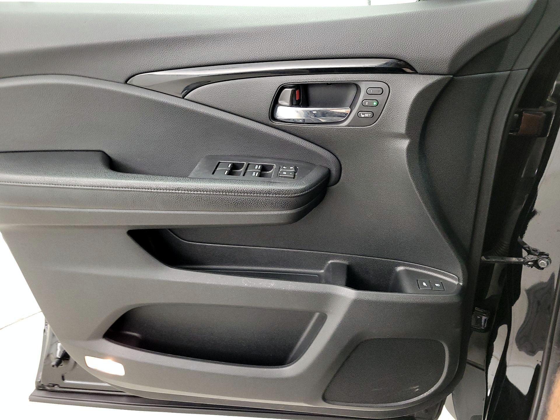 Thumbnail: 2017 Honda Pilot - 12