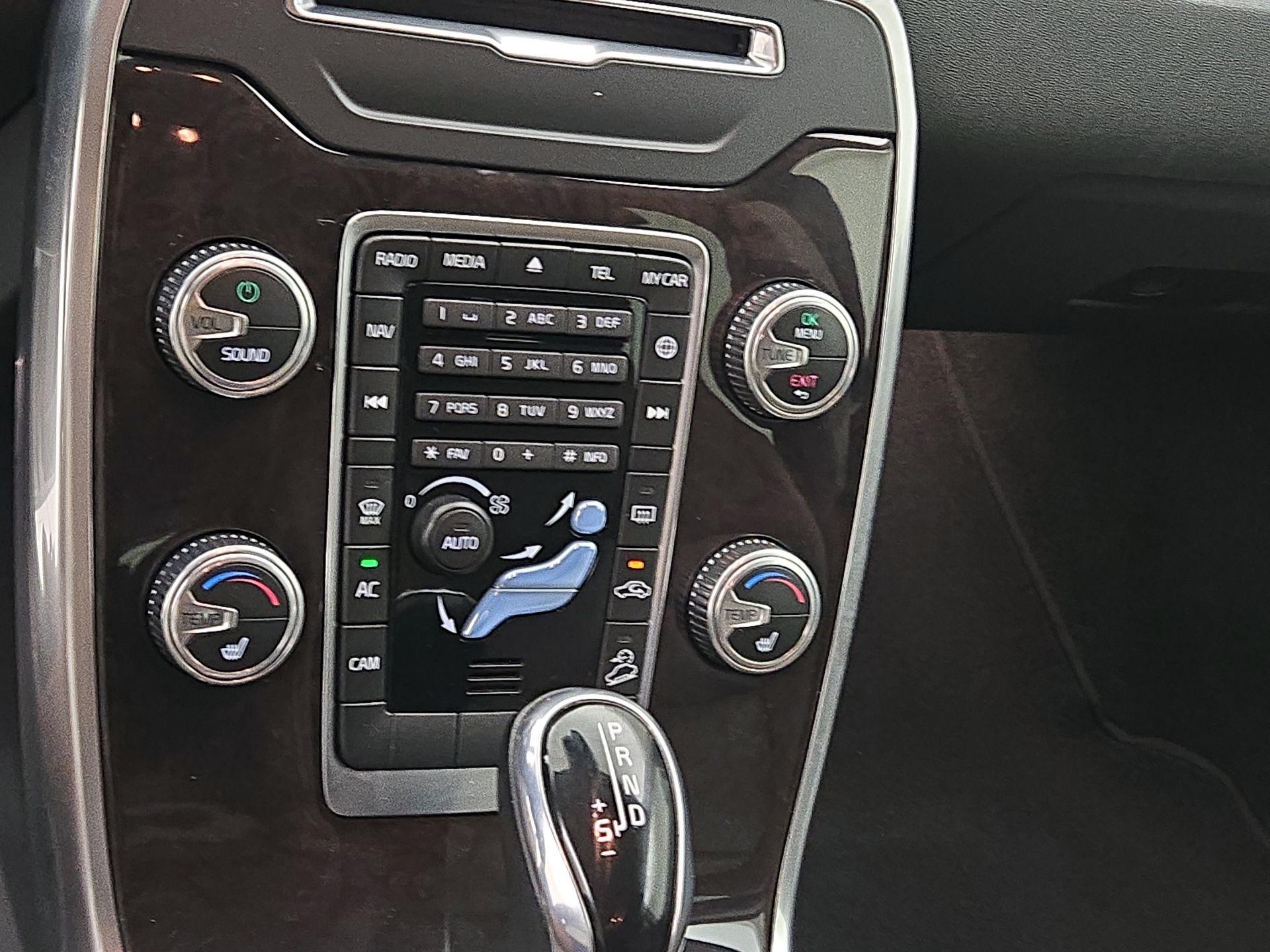 Thumbnail: 2016 Volvo XC70 - 14