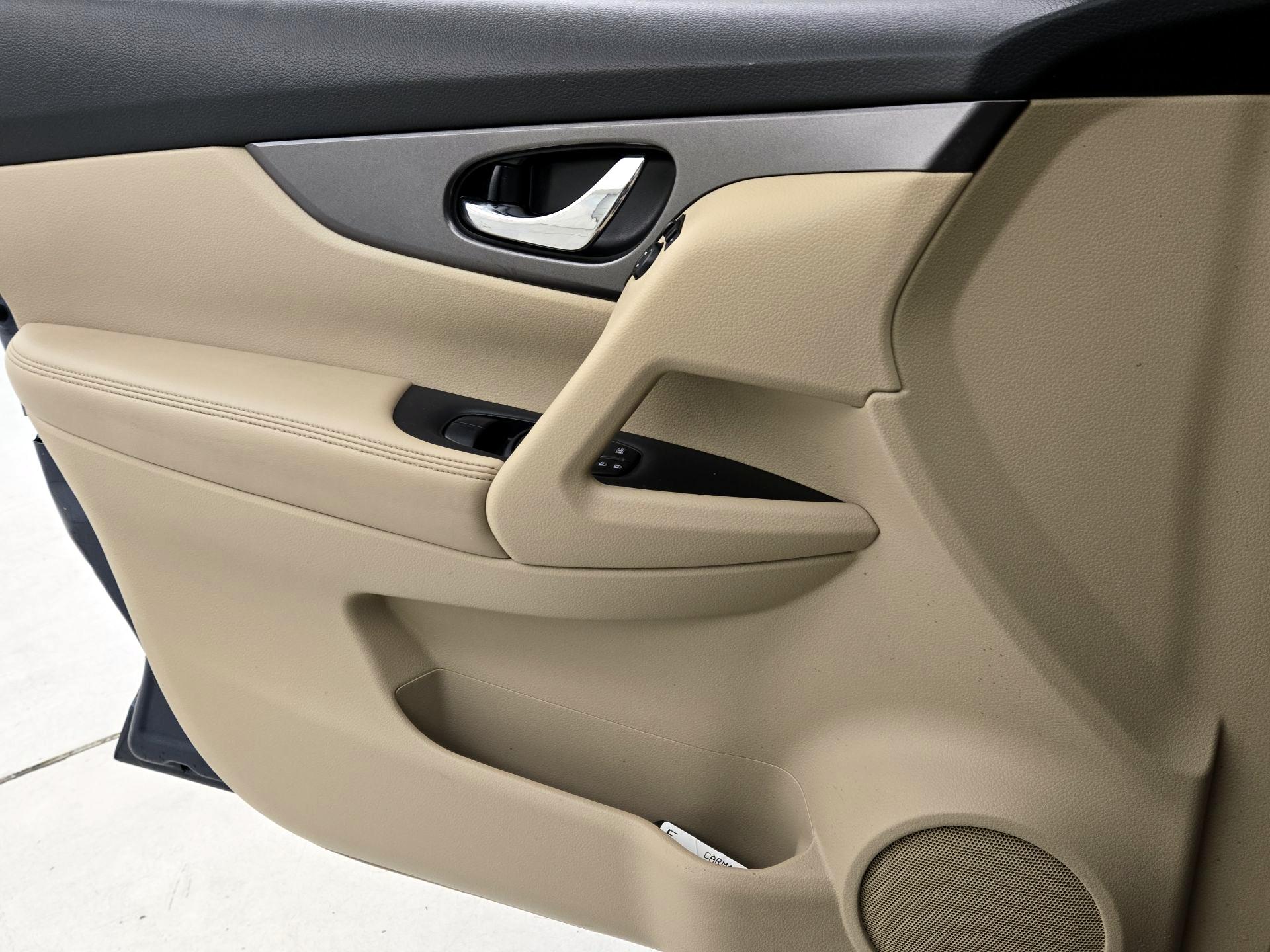 Thumbnail: 2015 Nissan Rogue - 12