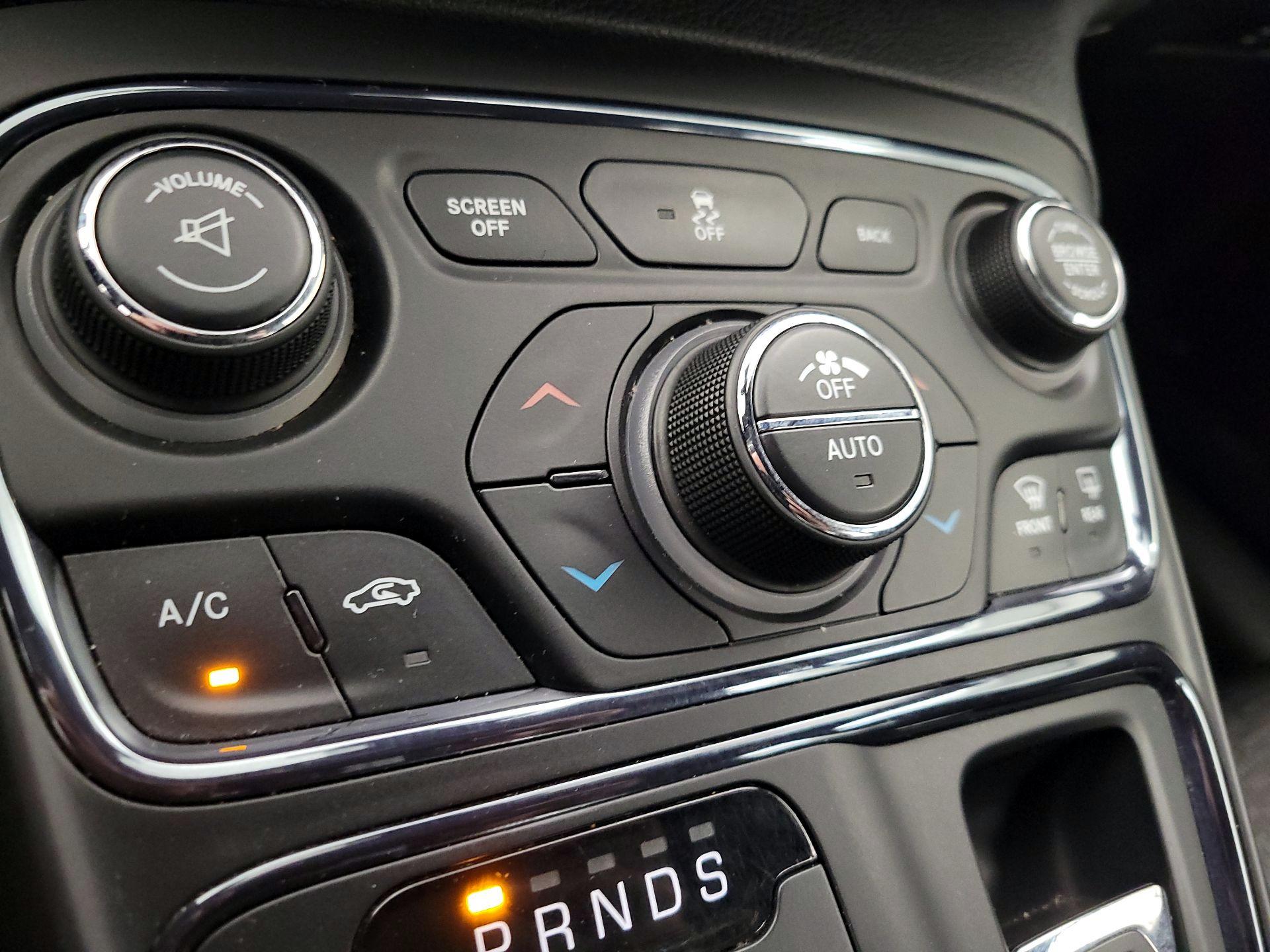 Thumbnail: 2015 Chrysler 200 - 17