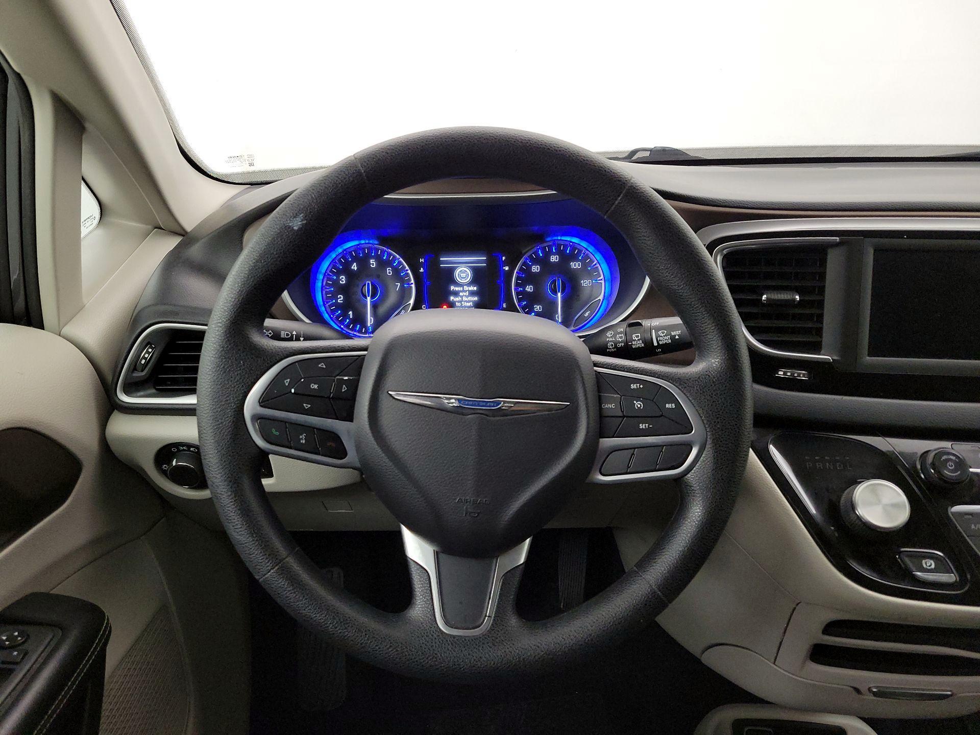 Thumbnail: 2020 Chrysler Voyager - 10
