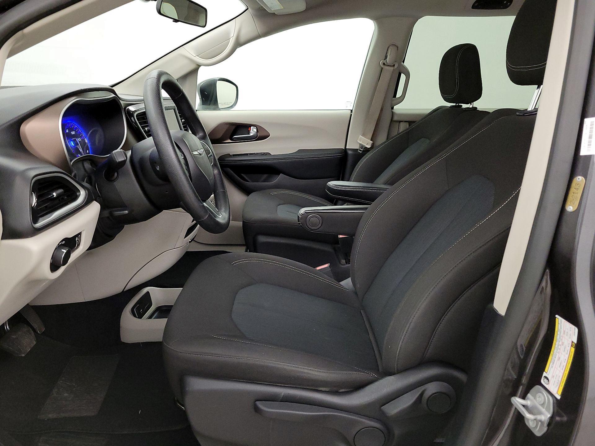 Thumbnail: 2020 Chrysler Voyager - 11