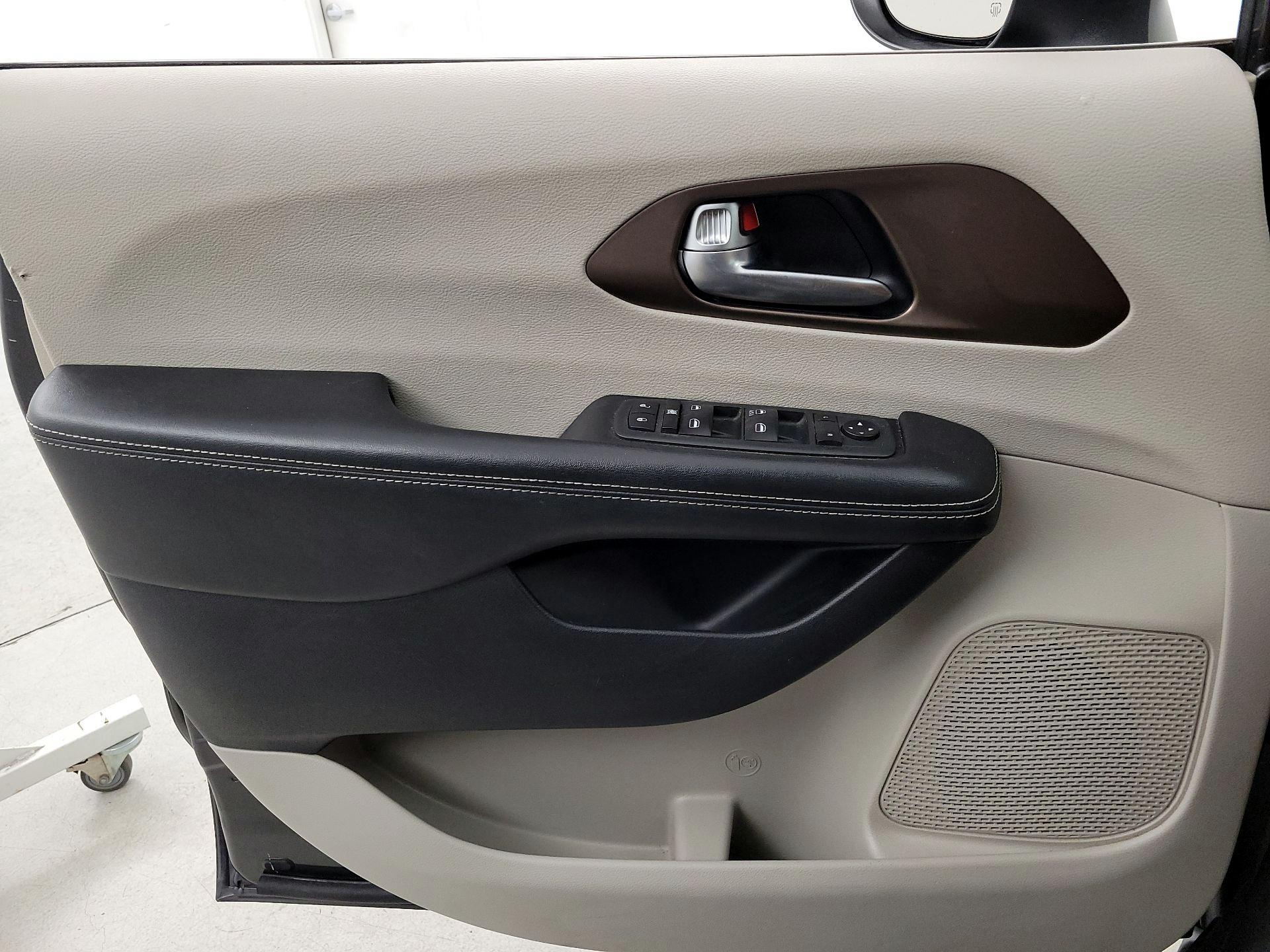 Thumbnail: 2020 Chrysler Voyager - 12