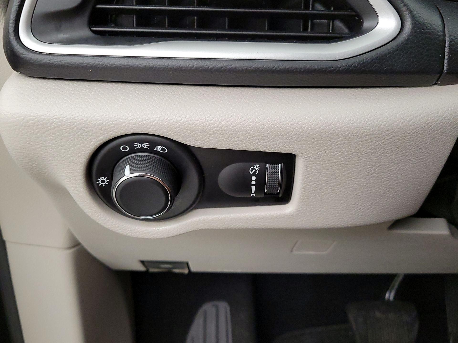 Thumbnail: 2020 Chrysler Voyager - 13