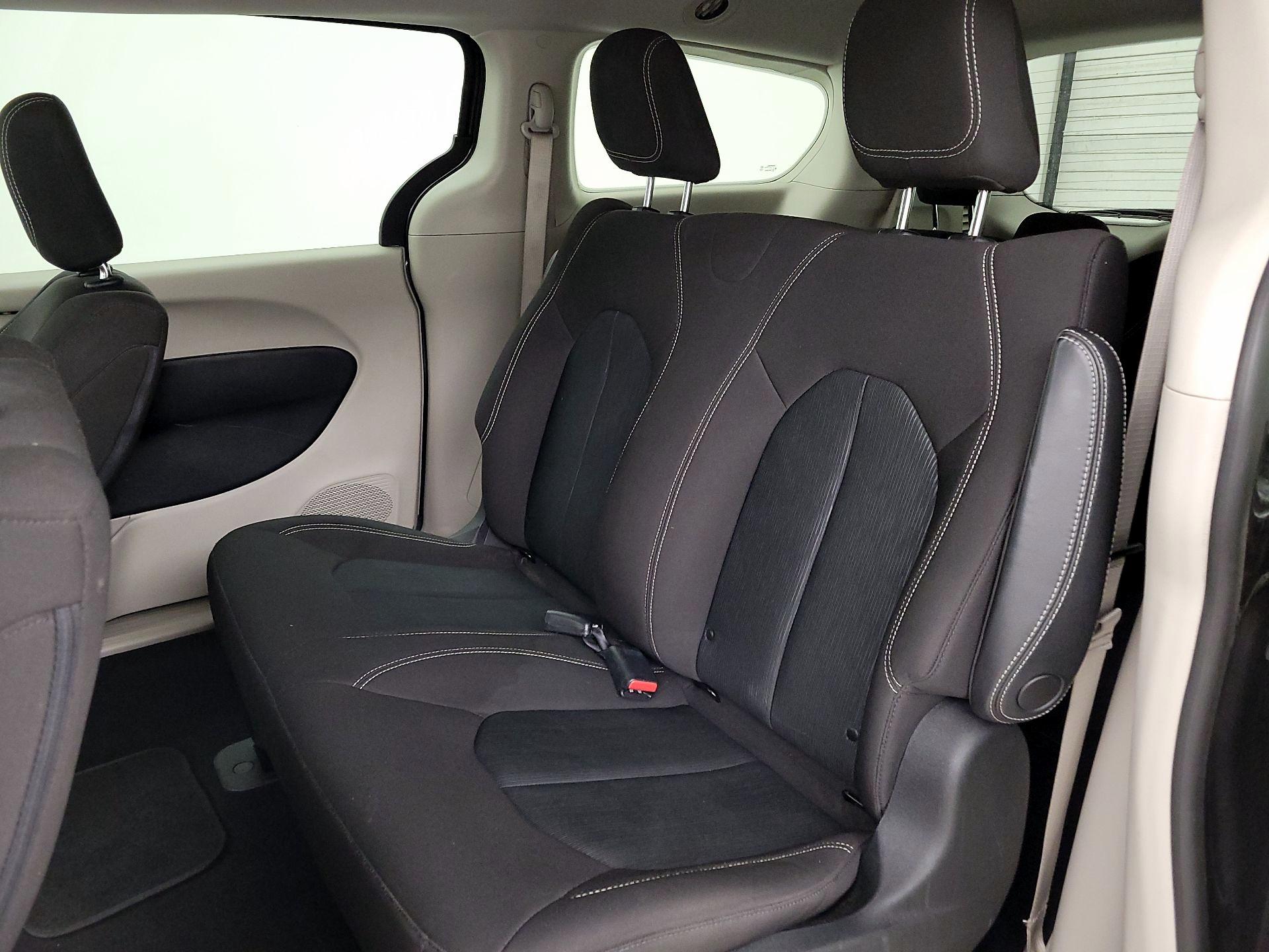Thumbnail: 2020 Chrysler Voyager - 19