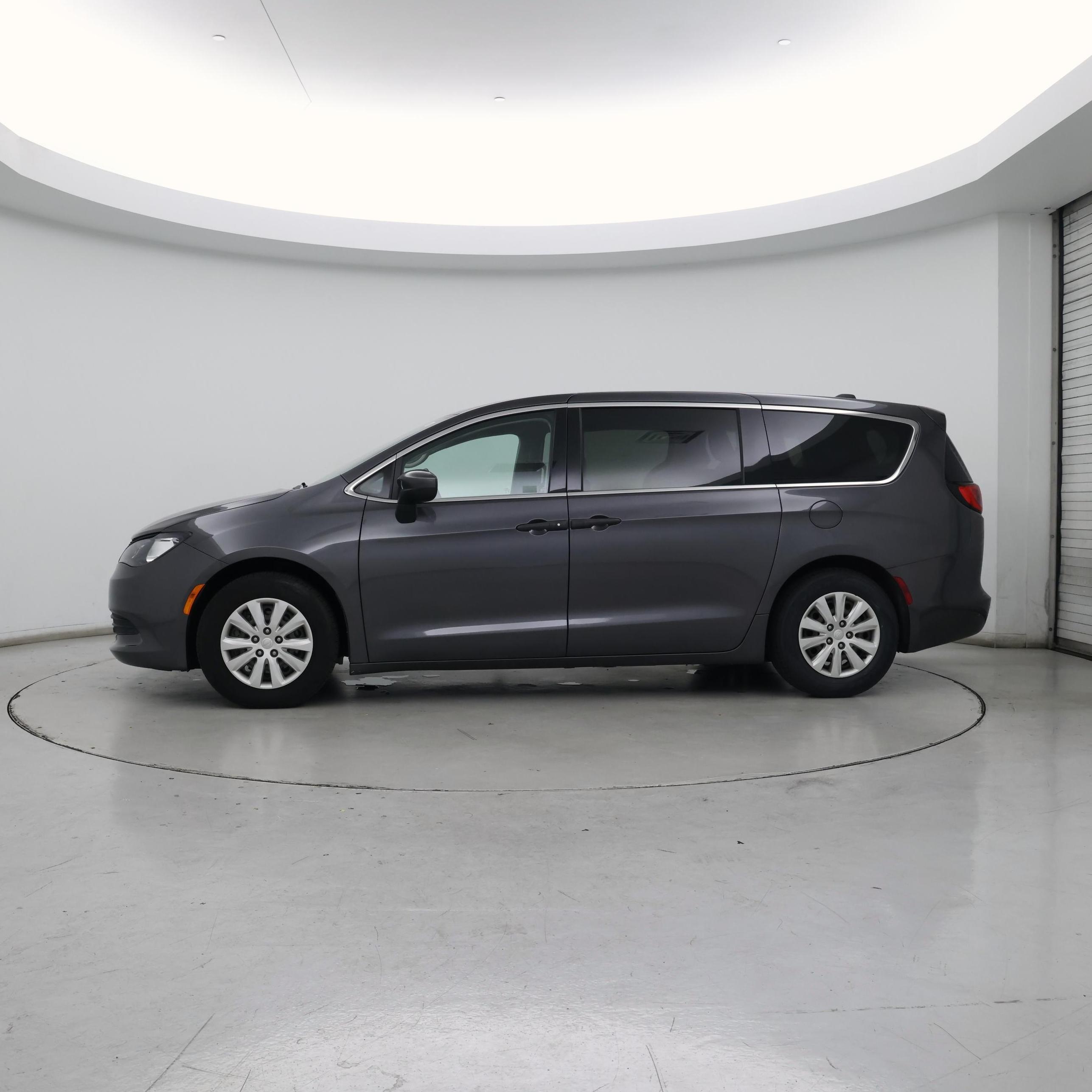 Thumbnail: 2020 Chrysler Voyager - 3