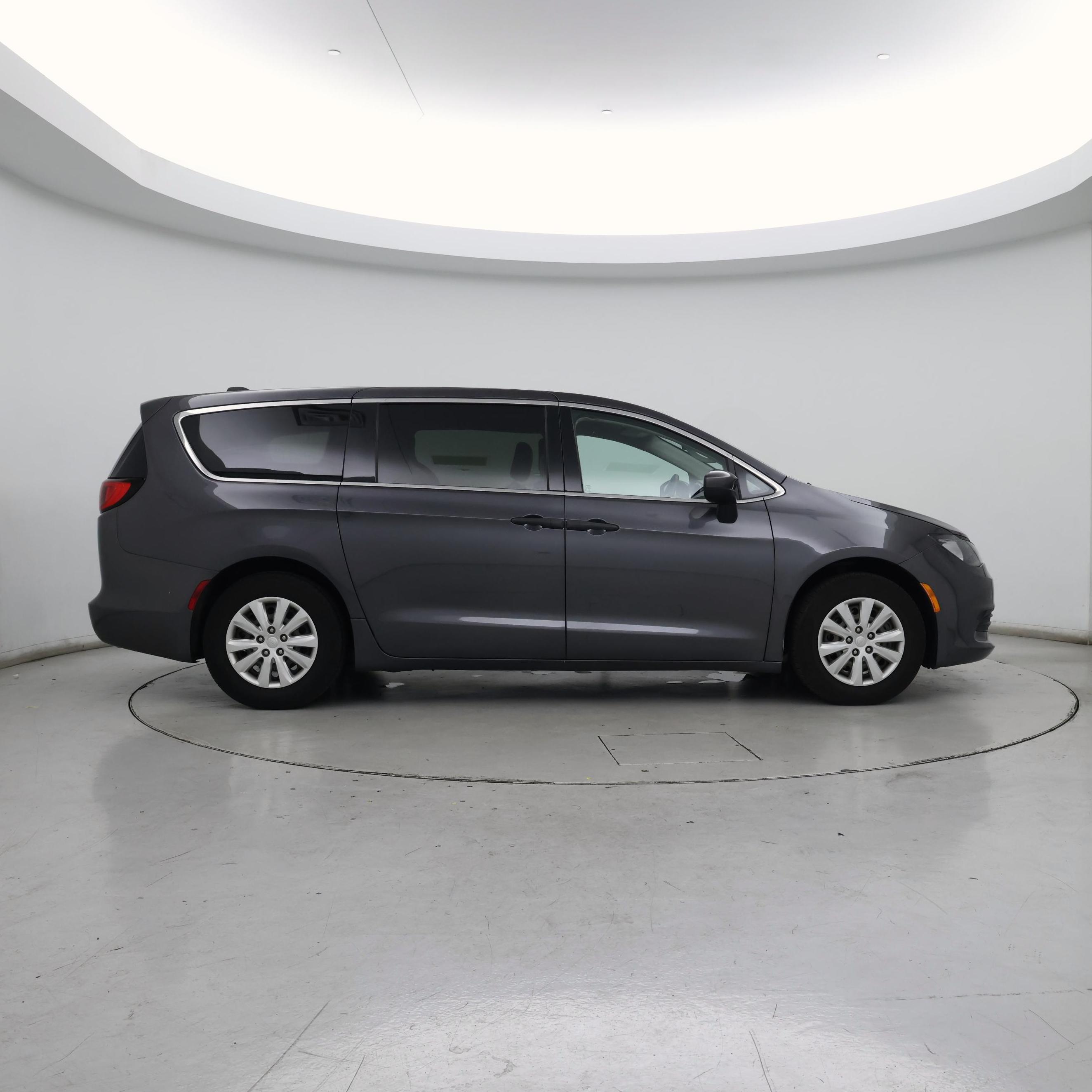 Thumbnail: 2020 Chrysler Voyager - 7