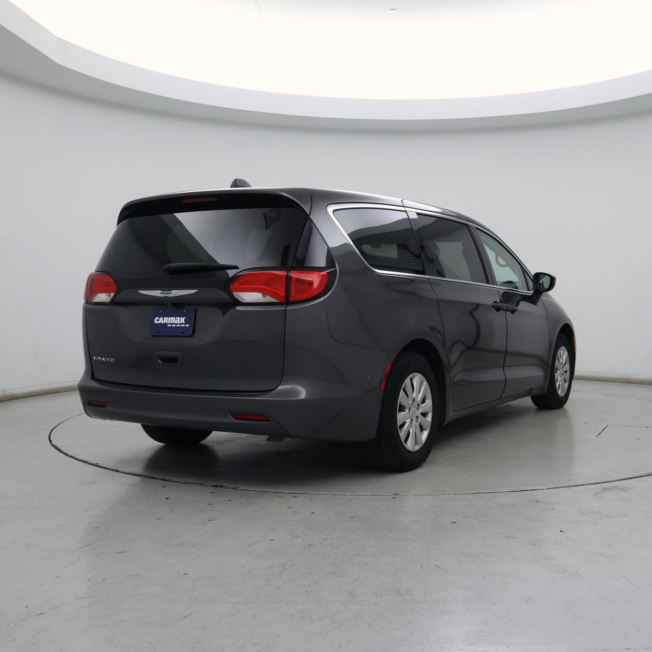 Thumbnail: 2020 Chrysler Voyager - 8