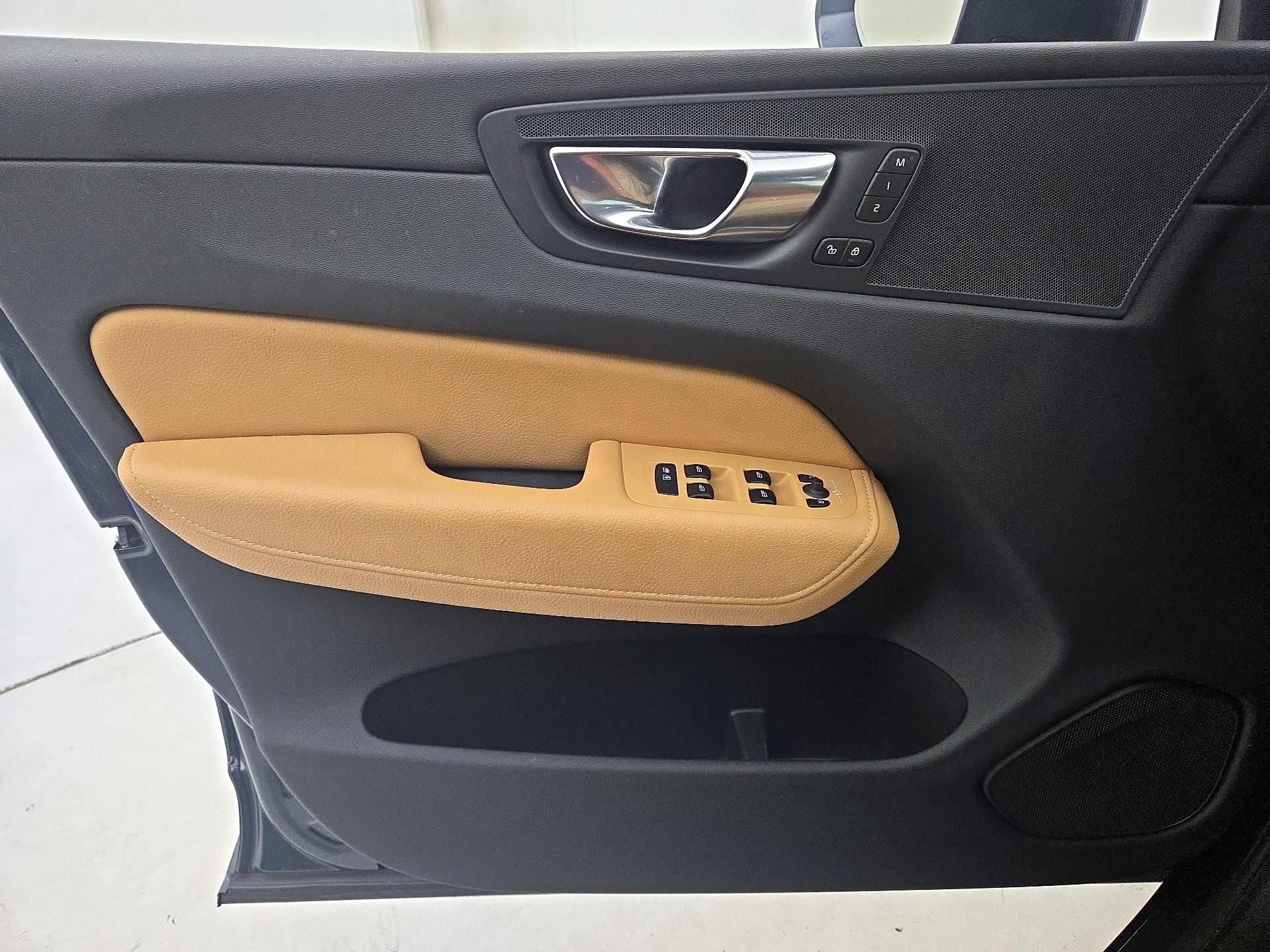 Thumbnail: 2020 Volvo XC60 - 12