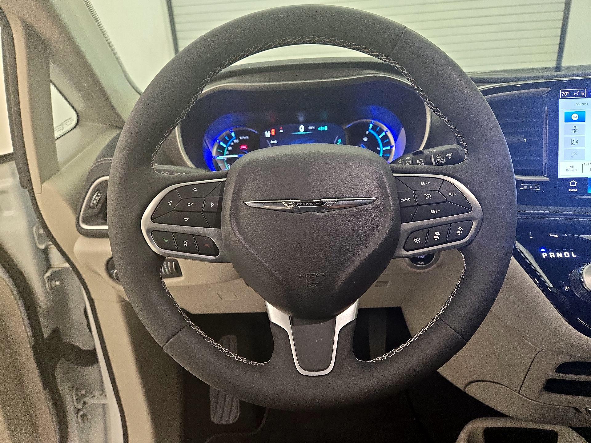 Thumbnail: 2022 Chrysler Pacifica - 10