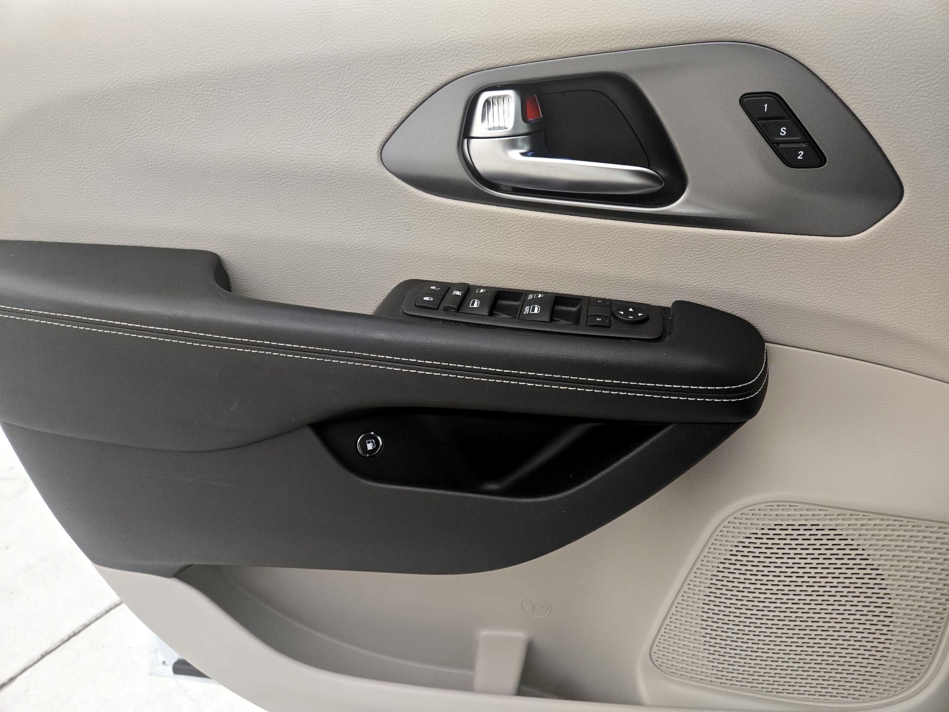 Thumbnail: 2022 Chrysler Pacifica - 12