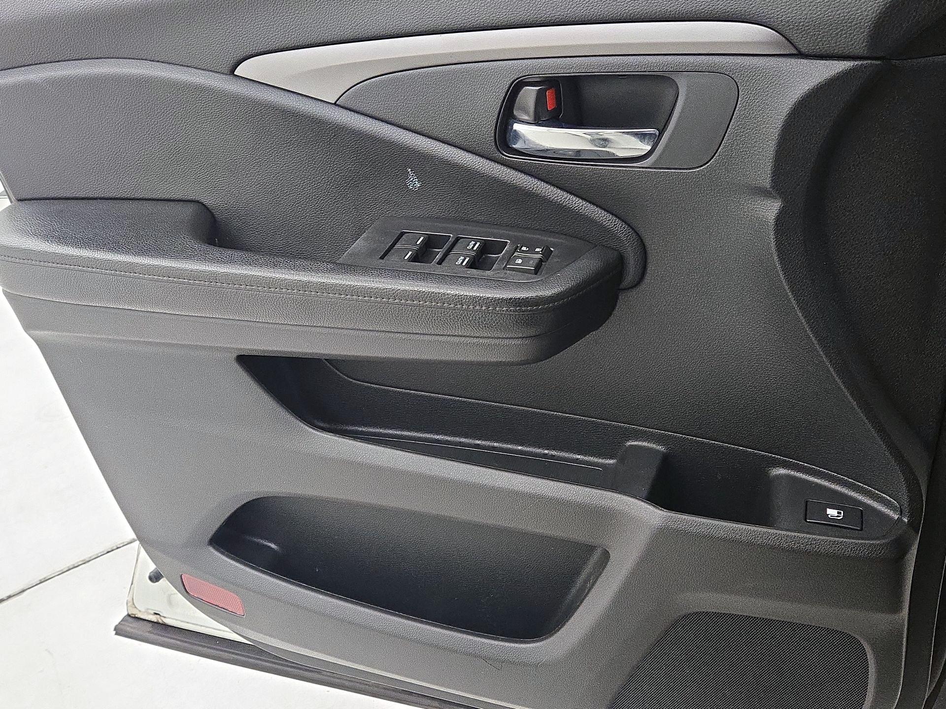 Thumbnail: 2019 Honda Pilot - 12