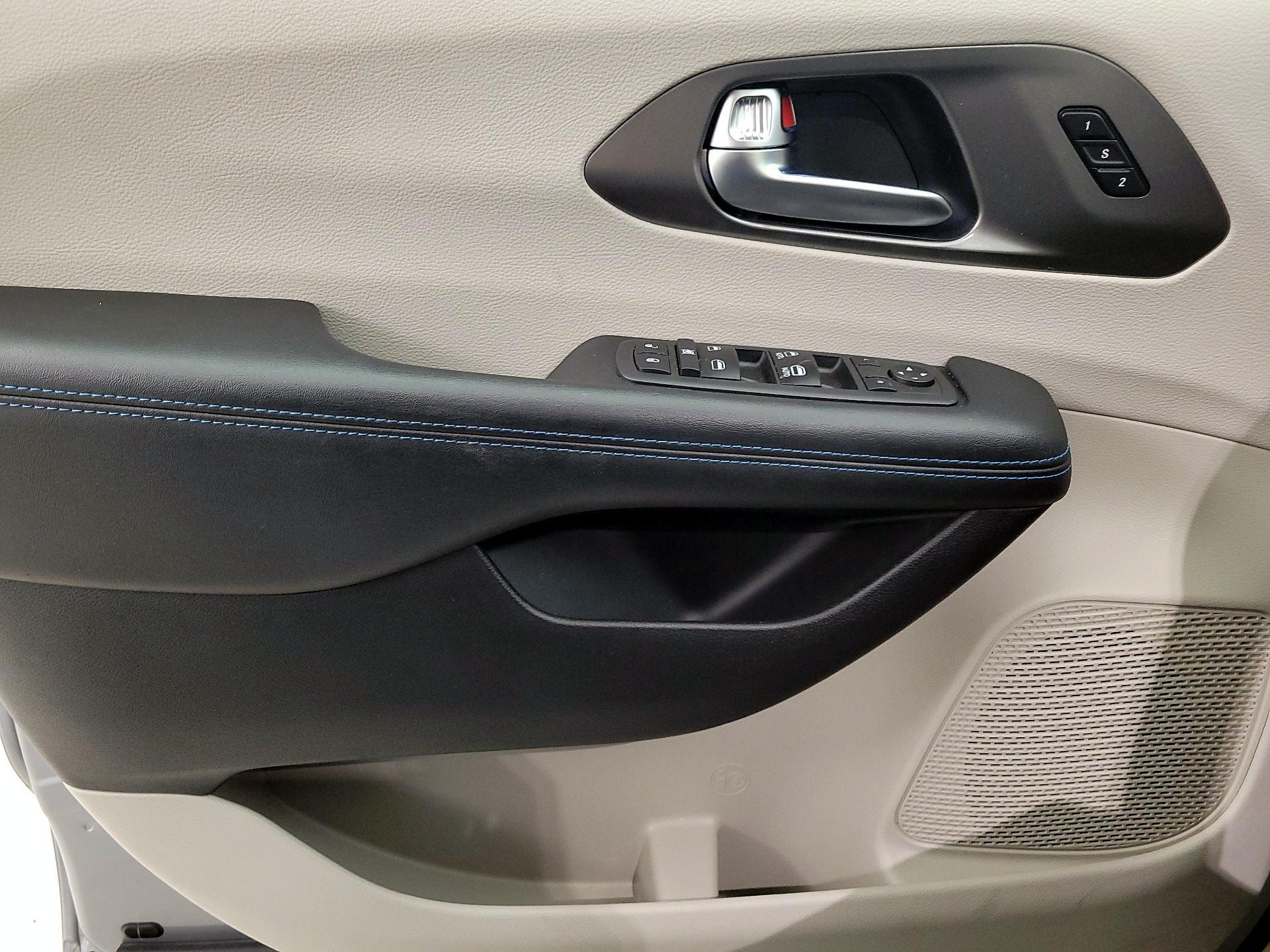 Thumbnail: 2021 Chrysler Pacifica - 12