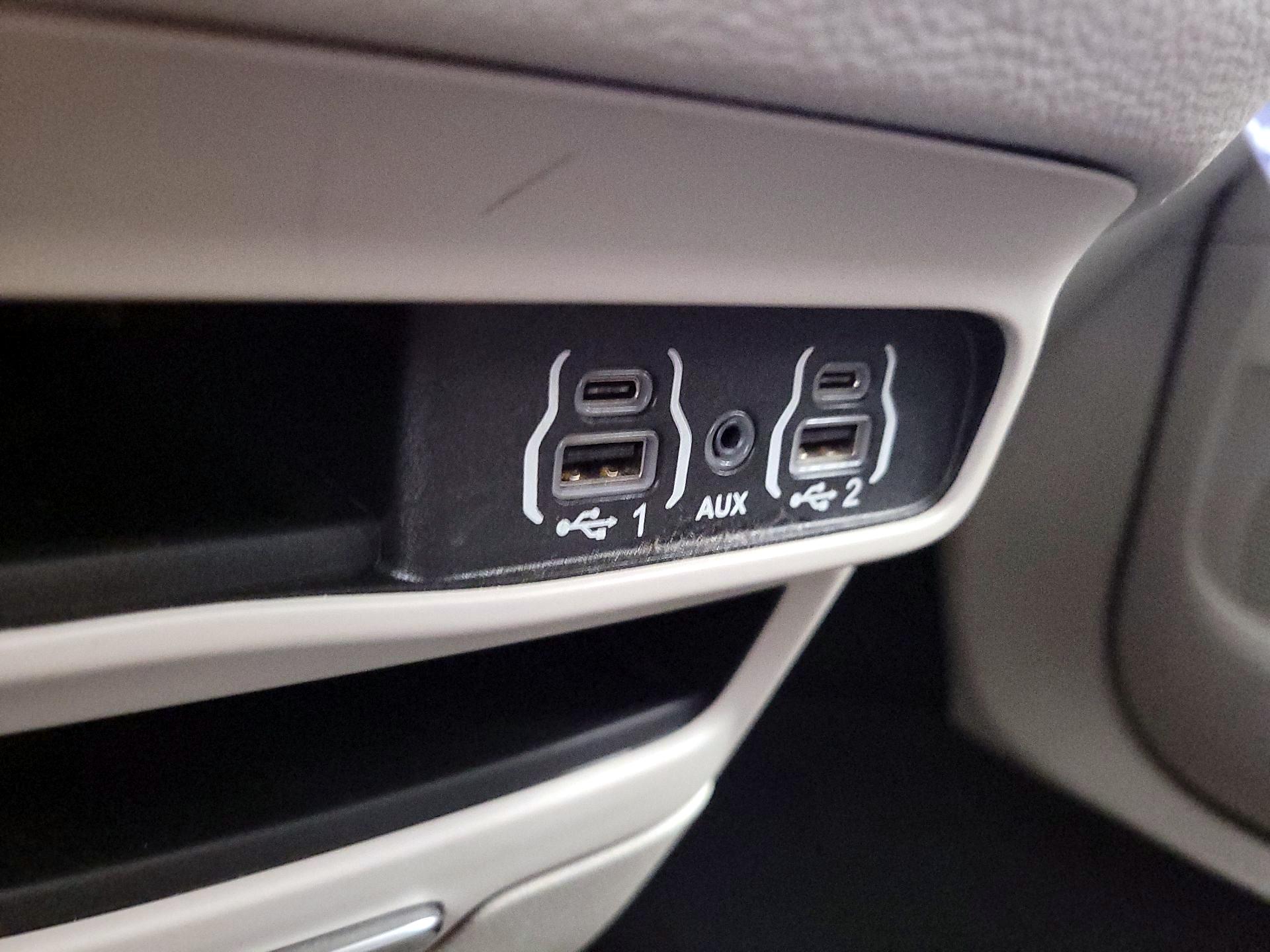 Thumbnail: 2021 Chrysler Pacifica - 18