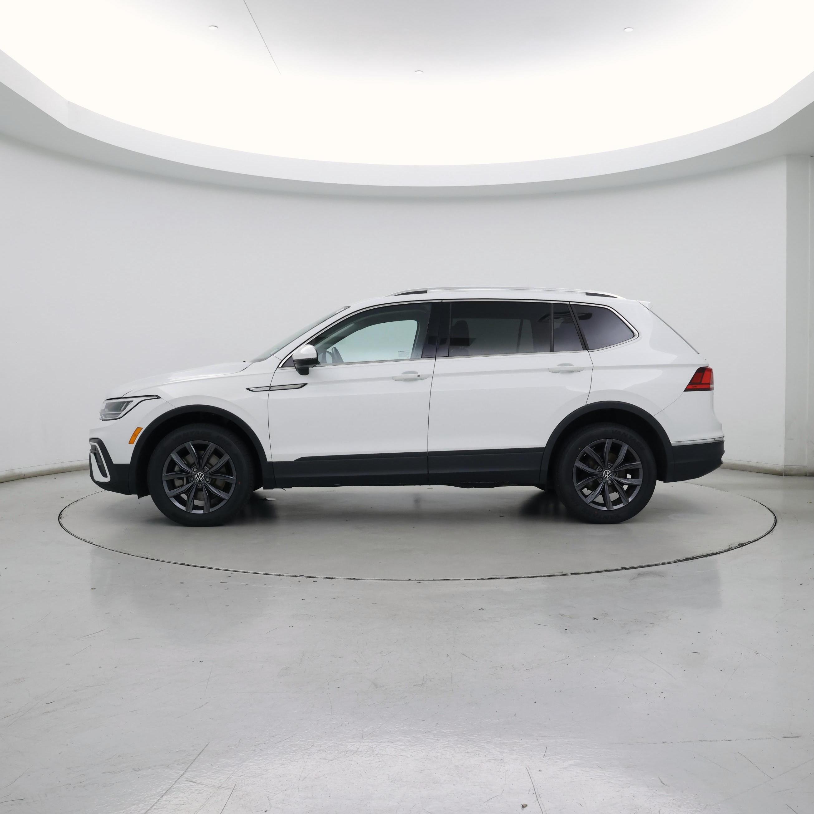 Thumbnail: 2022 Volkswagen Tiguan - 3