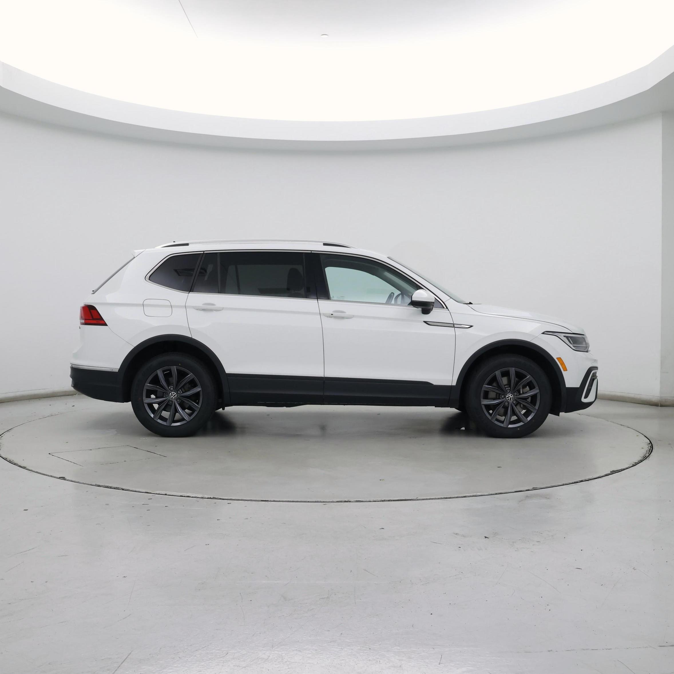 Thumbnail: 2022 Volkswagen Tiguan - 7