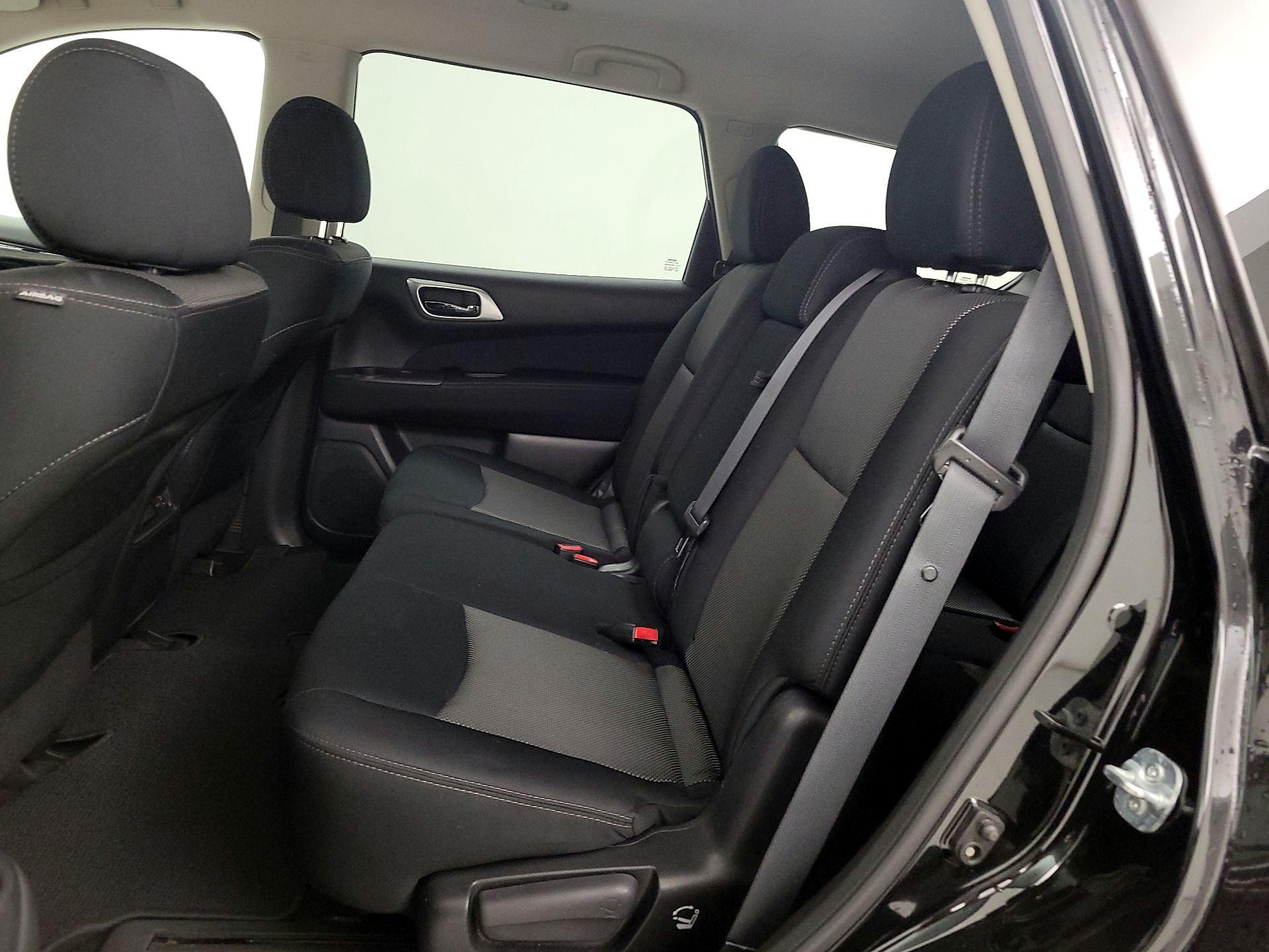 Thumbnail: 2017 Nissan Pathfinder - 18