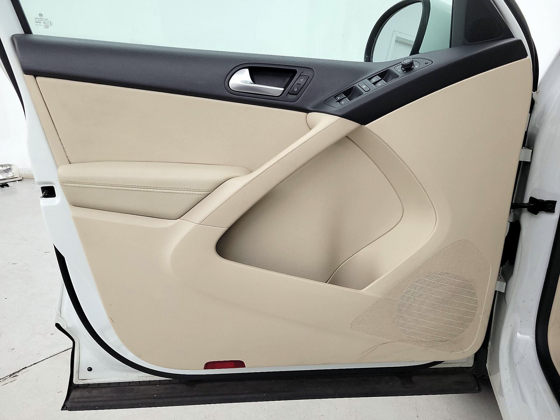 Thumbnail: 2016 Volkswagen Tiguan - 12