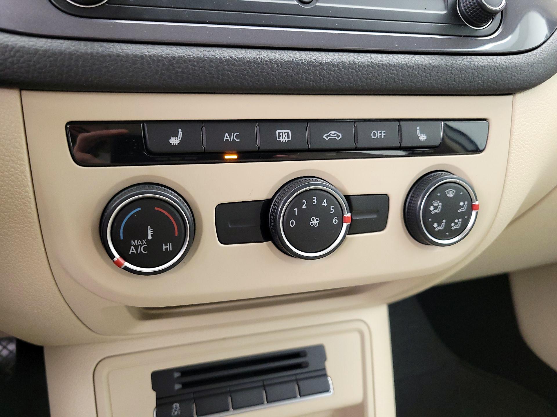 Thumbnail: 2016 Volkswagen Tiguan - 16