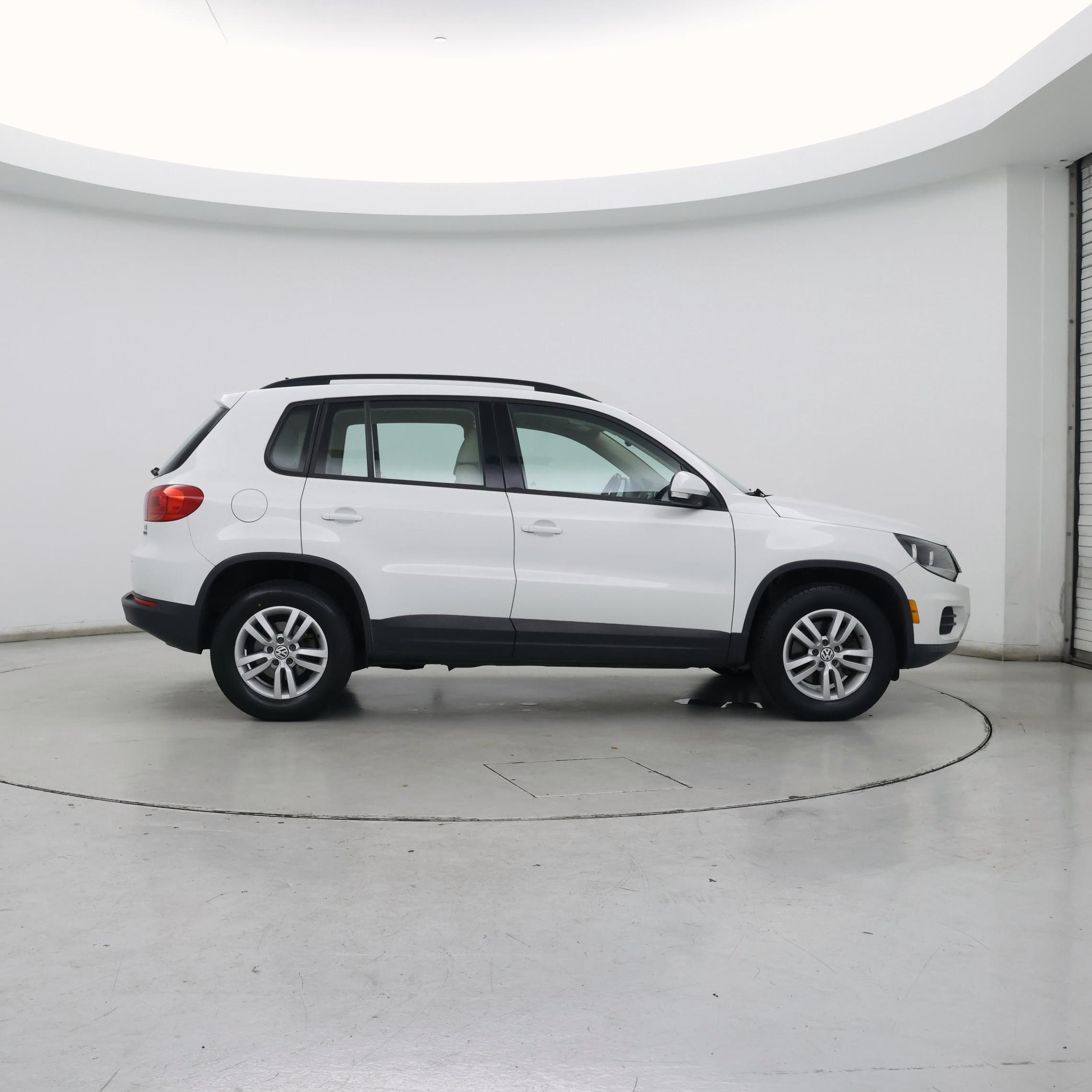Thumbnail: 2016 Volkswagen Tiguan - 7