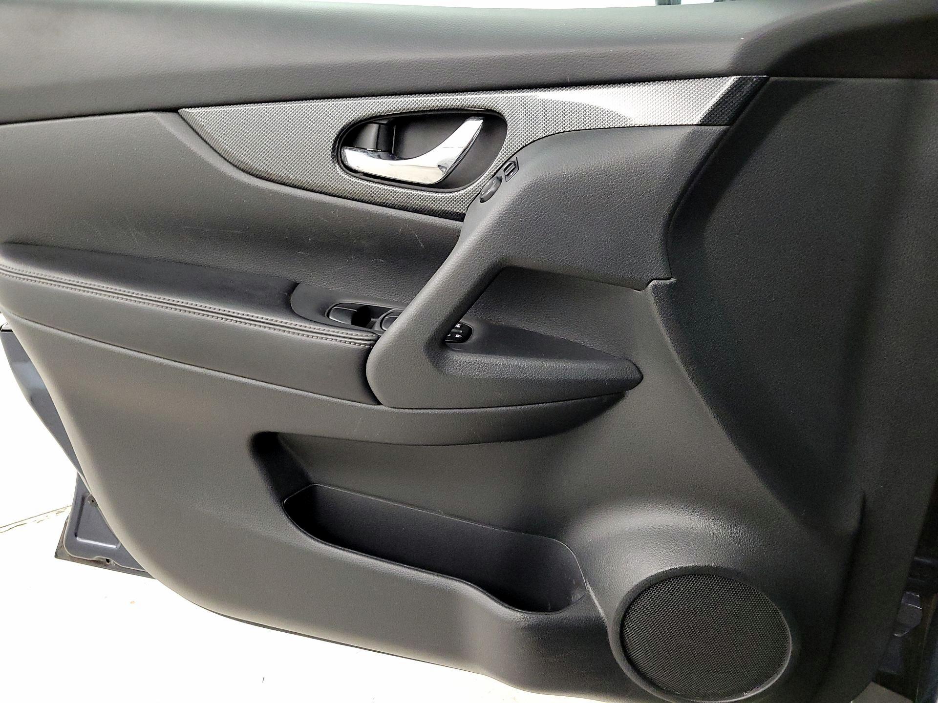 Thumbnail: 2016 Nissan Rogue - 12