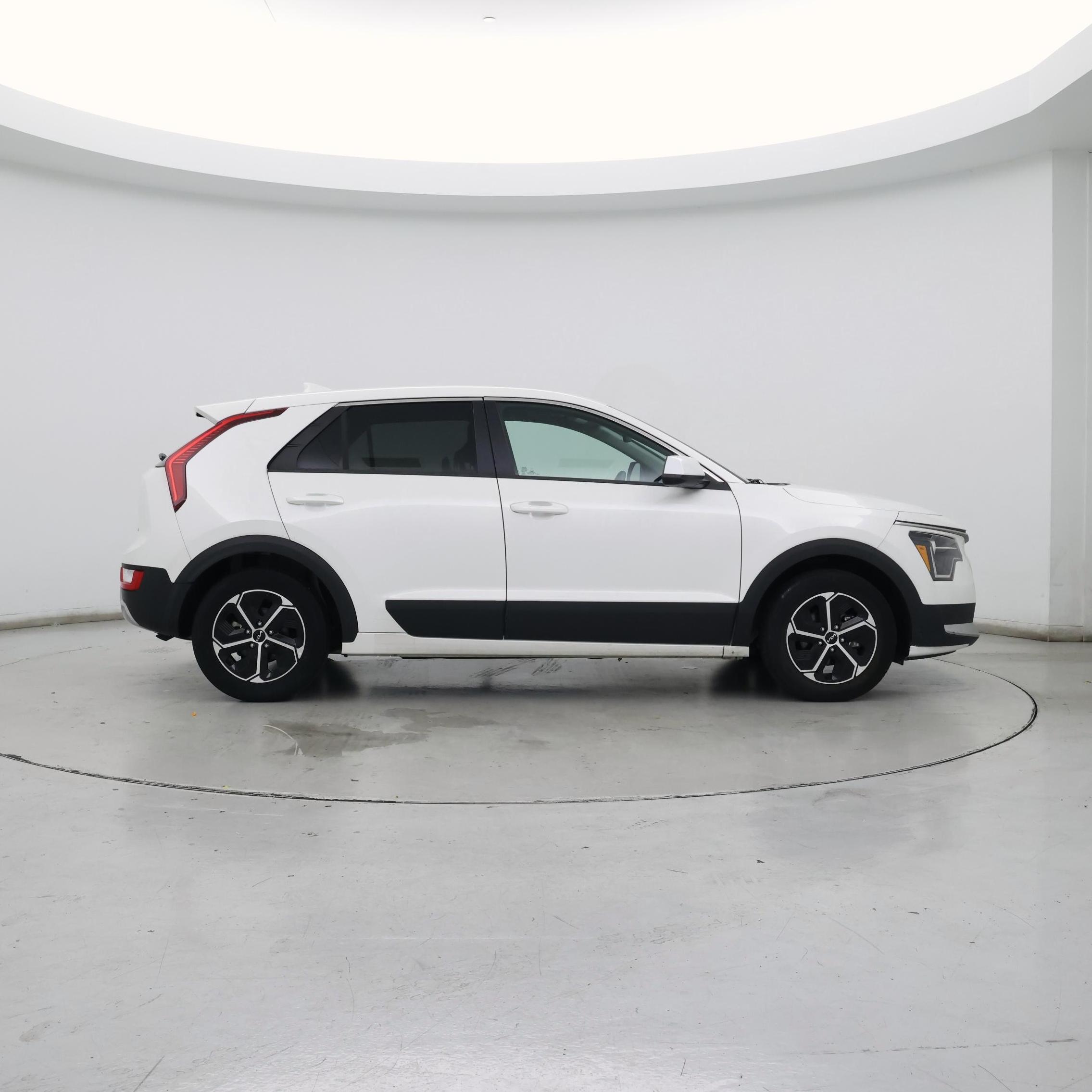 Thumbnail: 2023 Kia Niro - 7