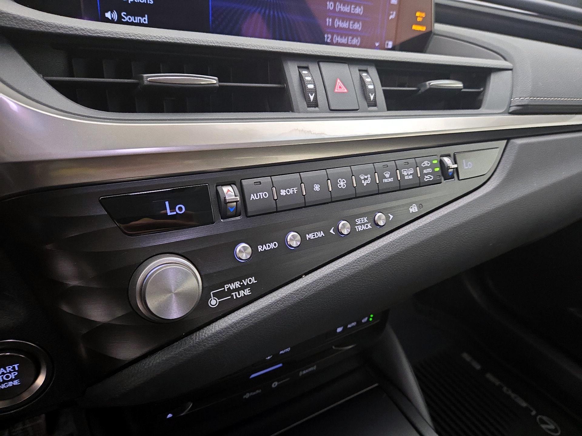 Thumbnail: 2021 Lexus ES - 17