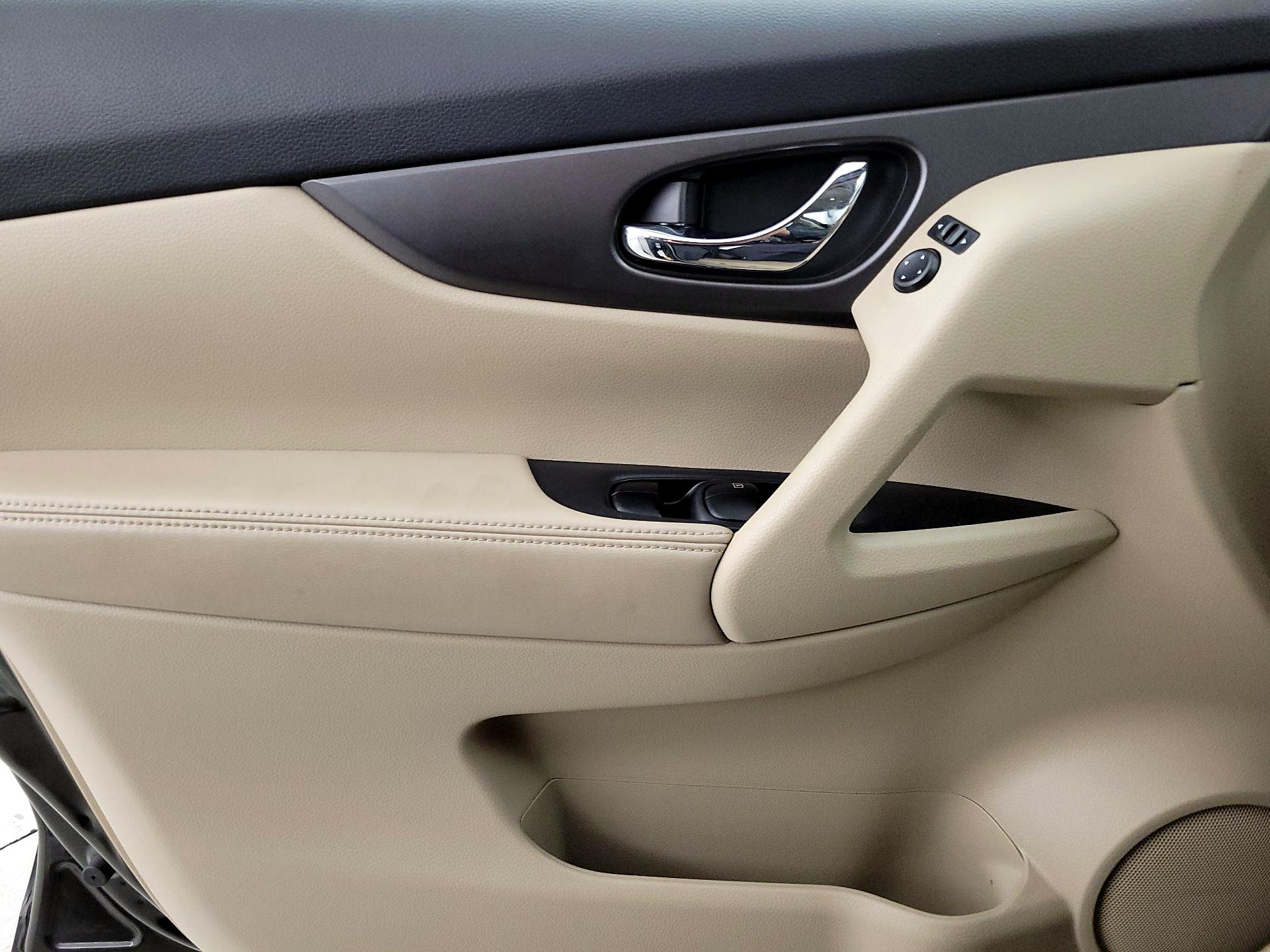 Thumbnail: 2015 Nissan Rogue - 12