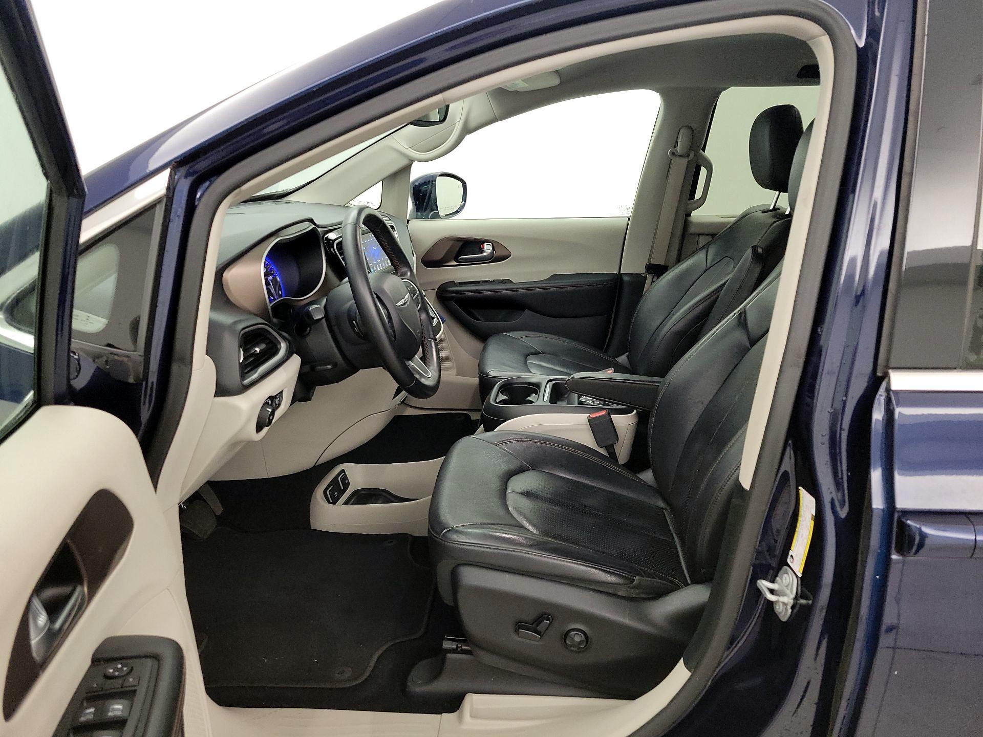 Thumbnail: 2018 Chrysler Pacifica - 11