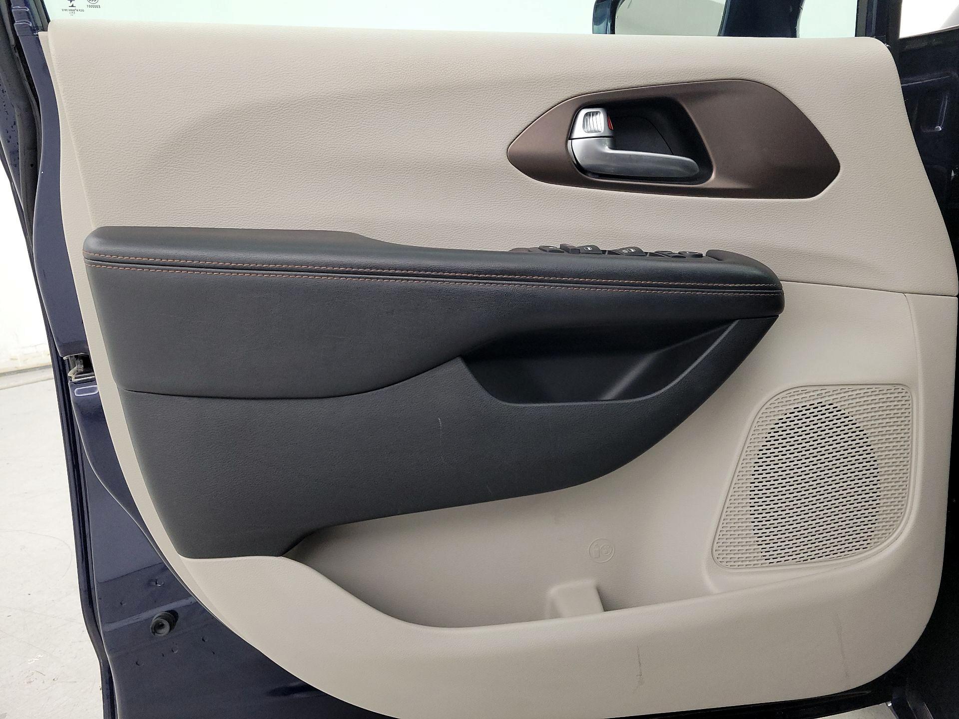 Thumbnail: 2018 Chrysler Pacifica - 12
