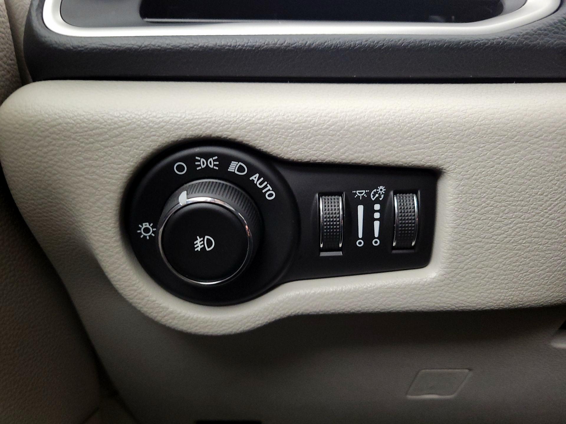 Thumbnail: 2018 Chrysler Pacifica - 13