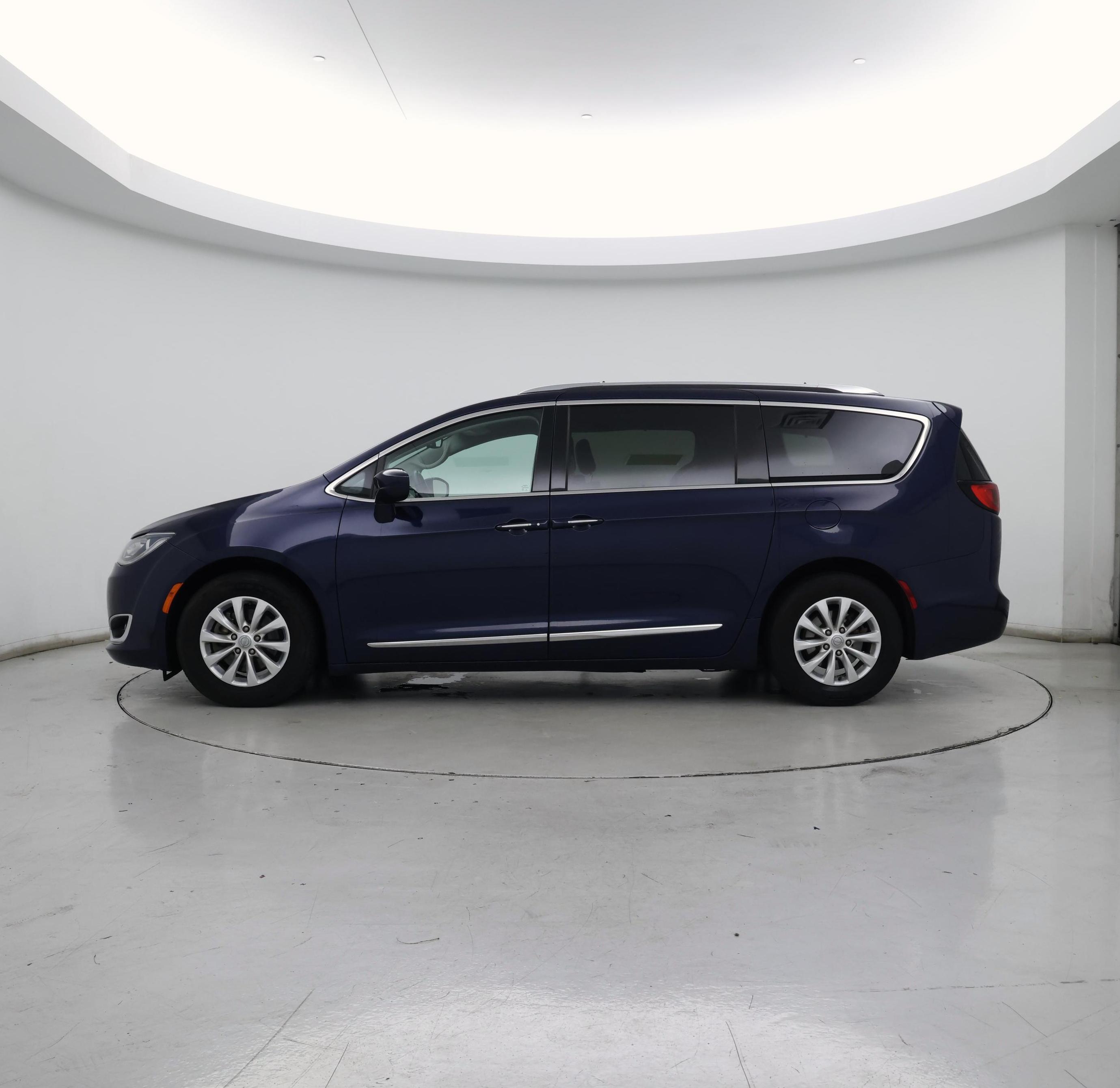 Thumbnail: 2018 Chrysler Pacifica - 3