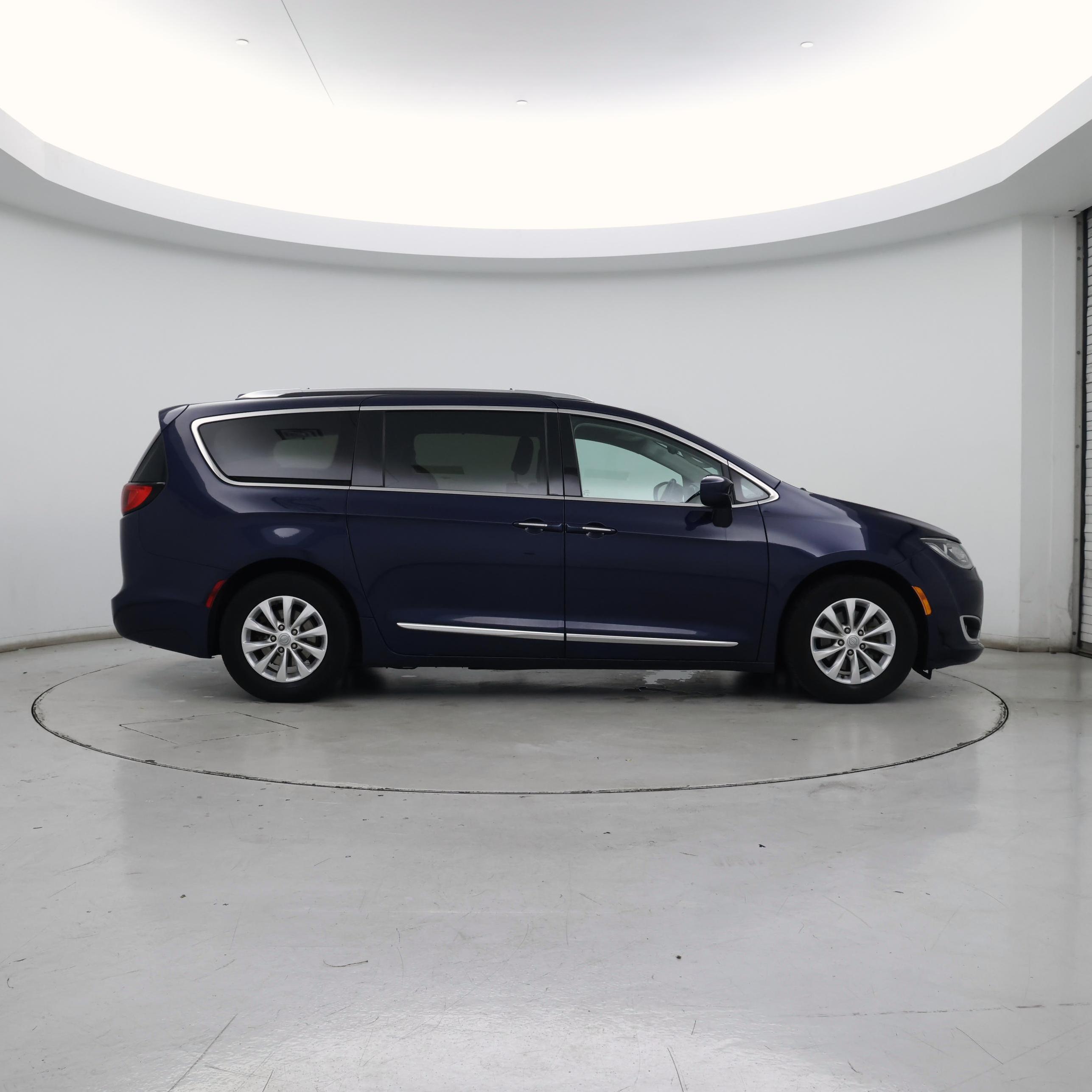 Thumbnail: 2018 Chrysler Pacifica - 7