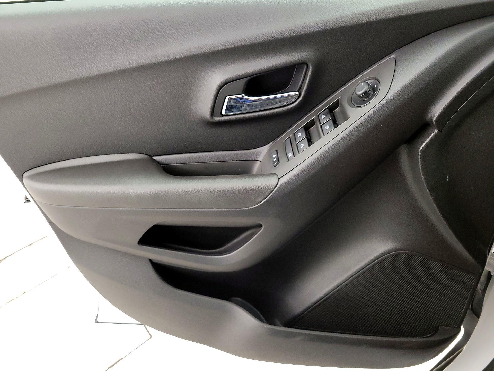 Thumbnail: 2017 Chevrolet Trax - 12