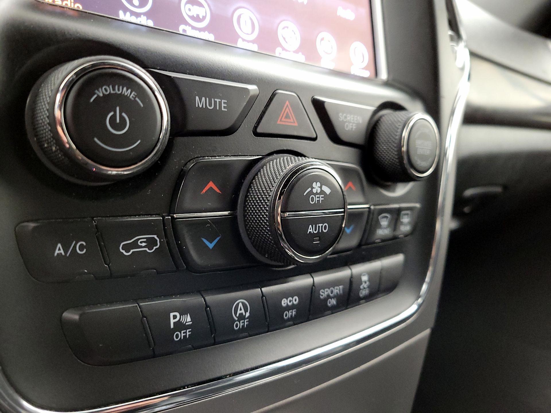 Thumbnail: 2018 Jeep Grand Cherokee - 17