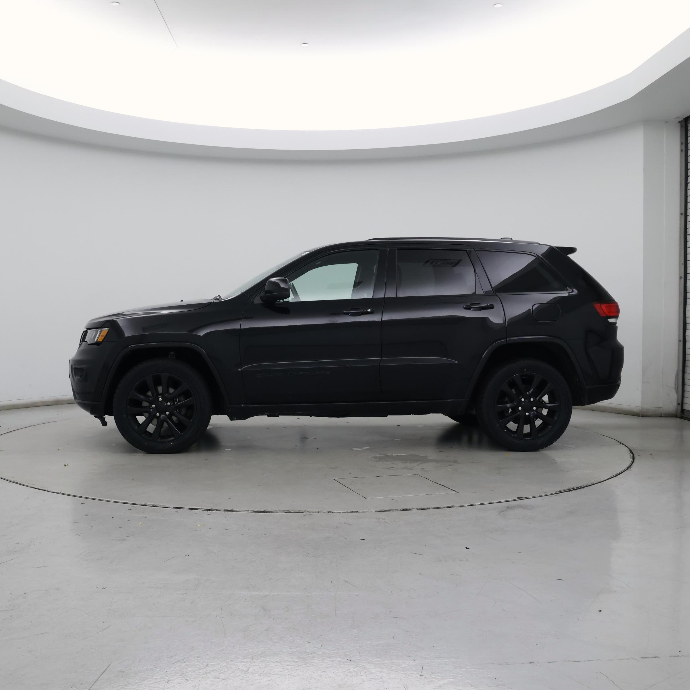 Thumbnail: 2018 Jeep Grand Cherokee - 3