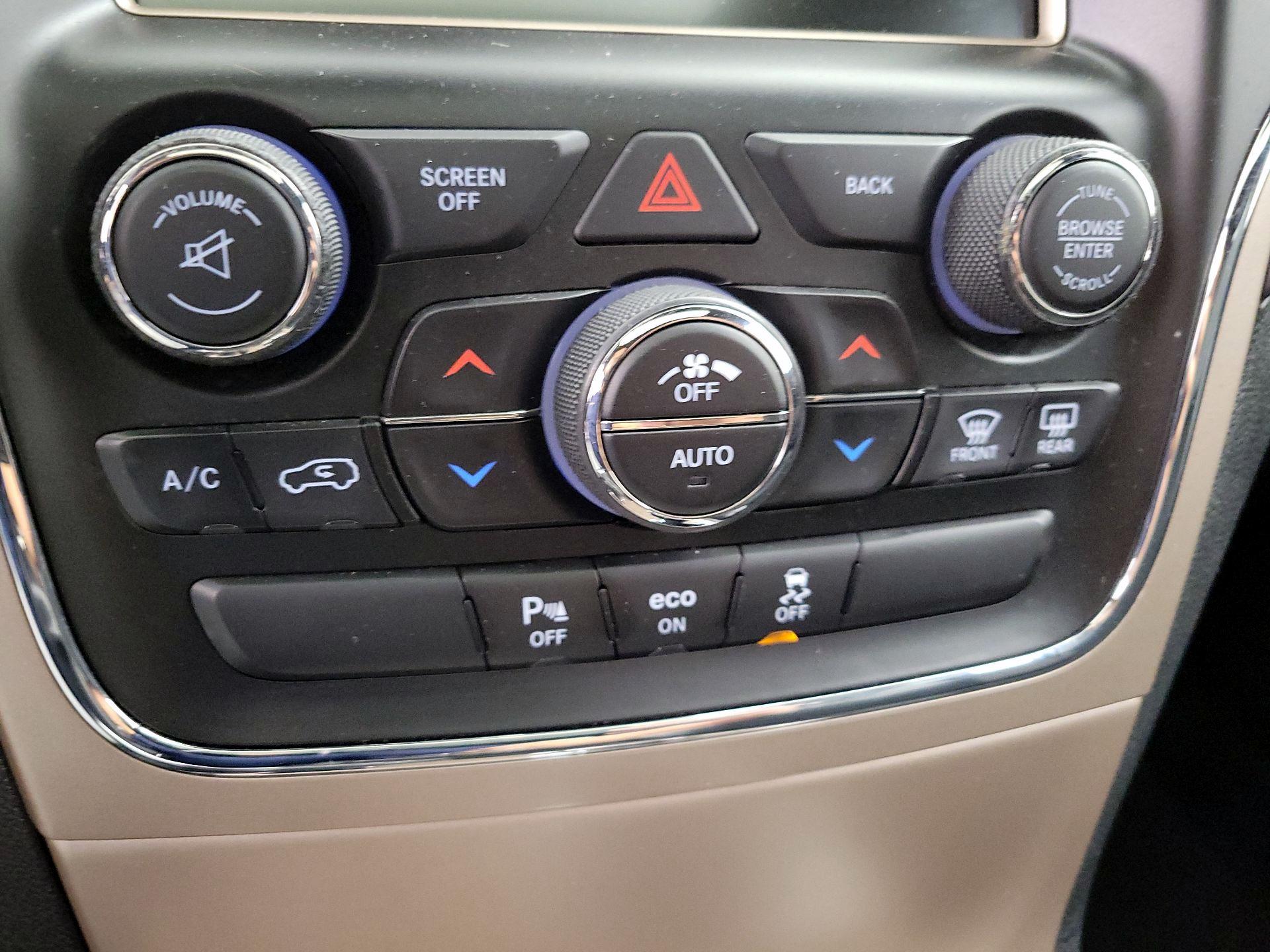 Thumbnail: 2015 Jeep Grand Cherokee - 16