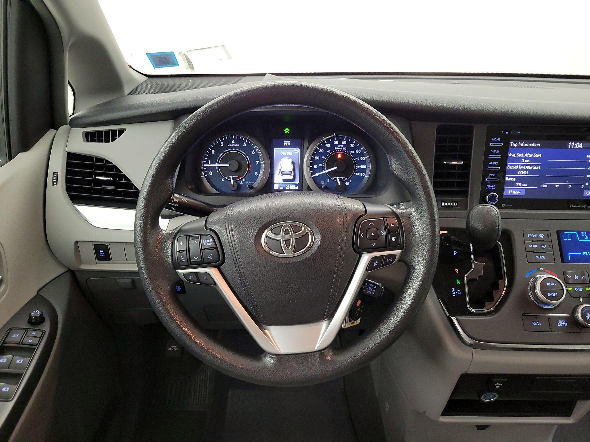 Thumbnail: 2018 Toyota Sienna - 10